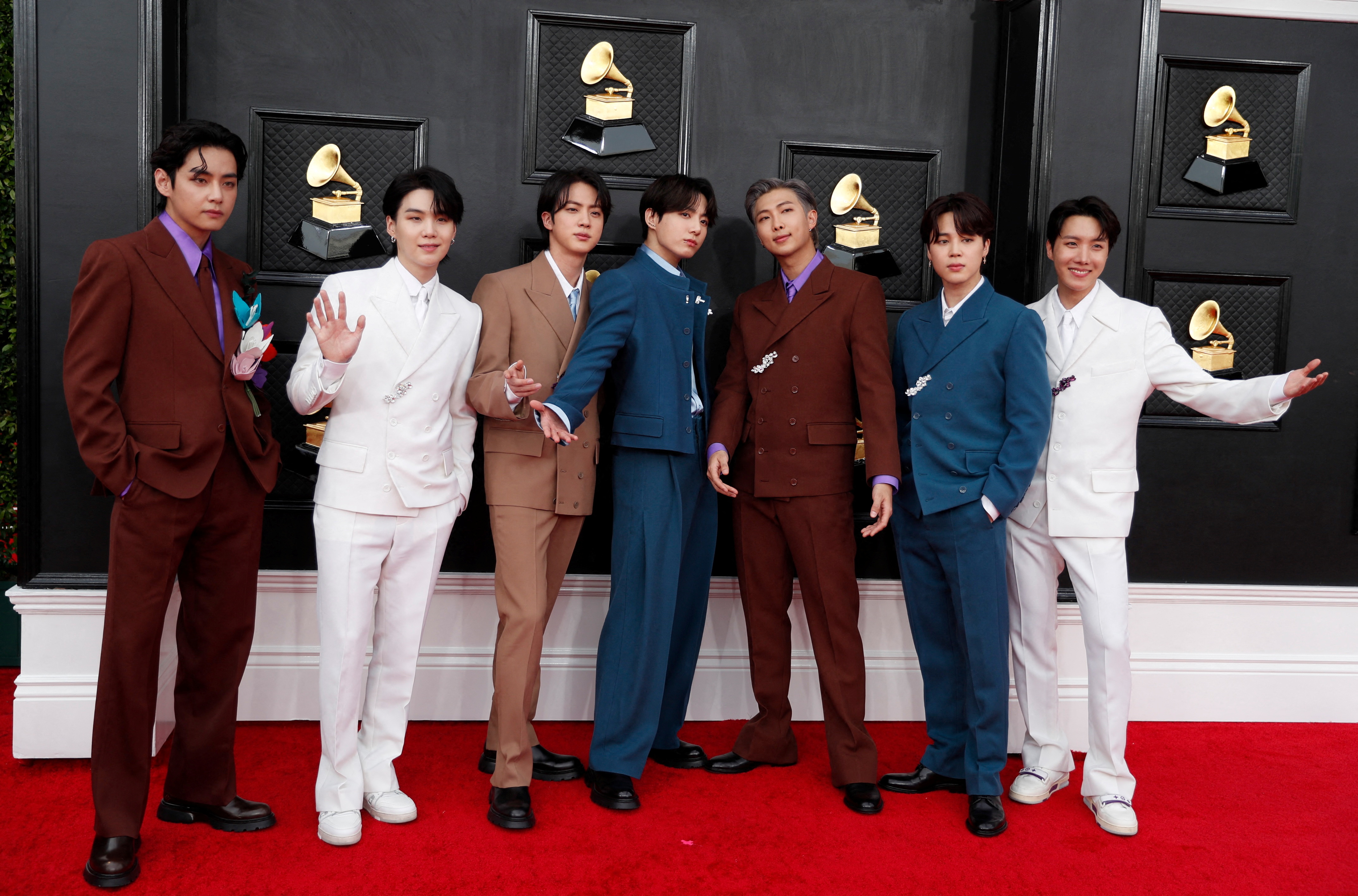 BTS en la alfombra roja de la edición 64 del Grammy Awards en Las Vegas el 3 de abril de 2022. (REUTERS/Maria Alejandra Cardona)