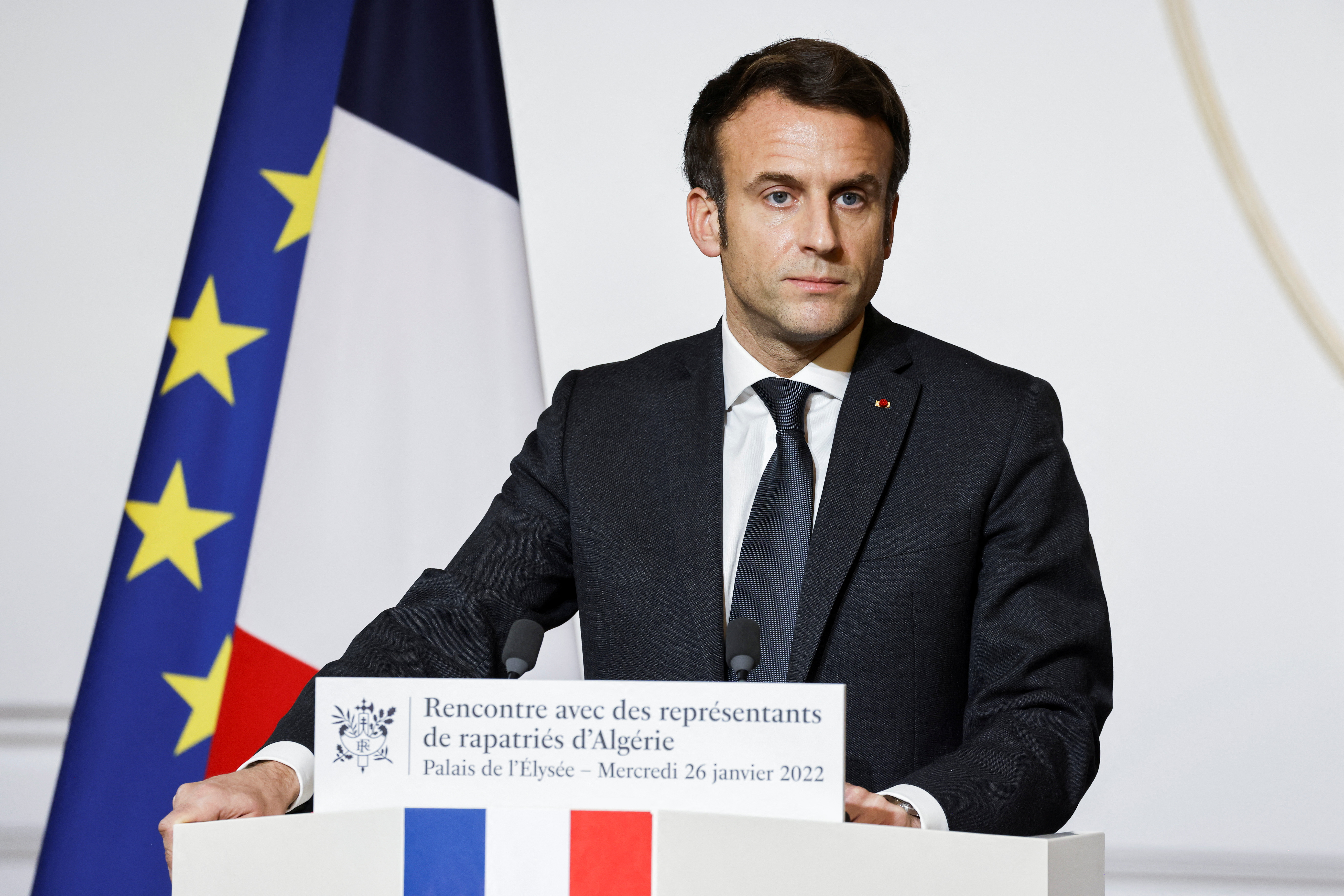 El presidente francés Emmanuel Macron sube su sitio de campaña en linea dando un indicio de un secreto guardado celosamente: la fecha del anuncio formal.