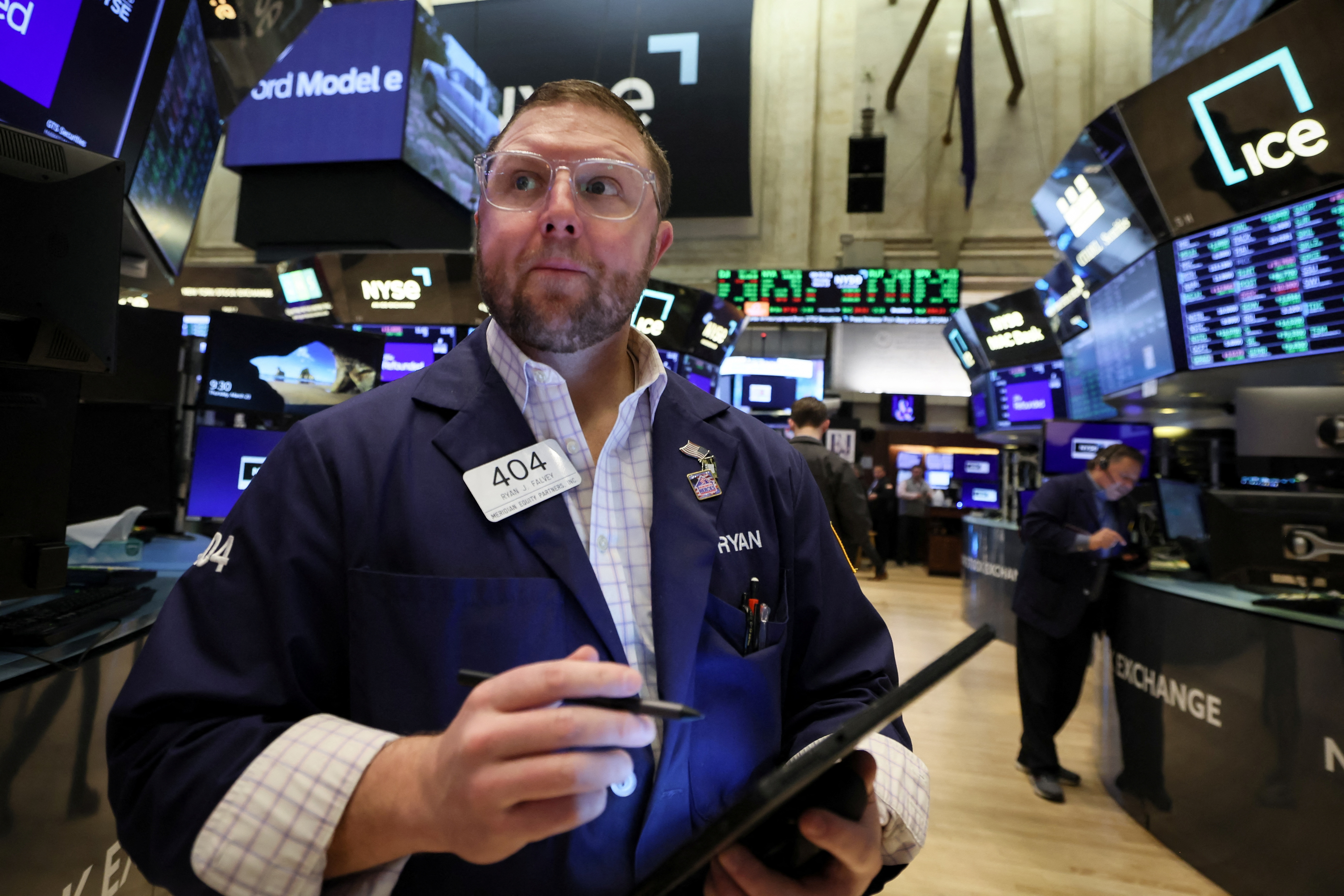 Mercados: caen los bonos en dólares en Wall Street y el riesgo país supera los 2.500 puntos