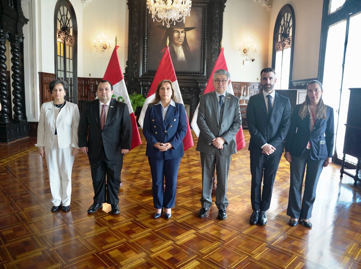 Una delegación de la Comisión Interamericana de Derechos Humanos (CIDH) con la presidenta Dina Boluarte.