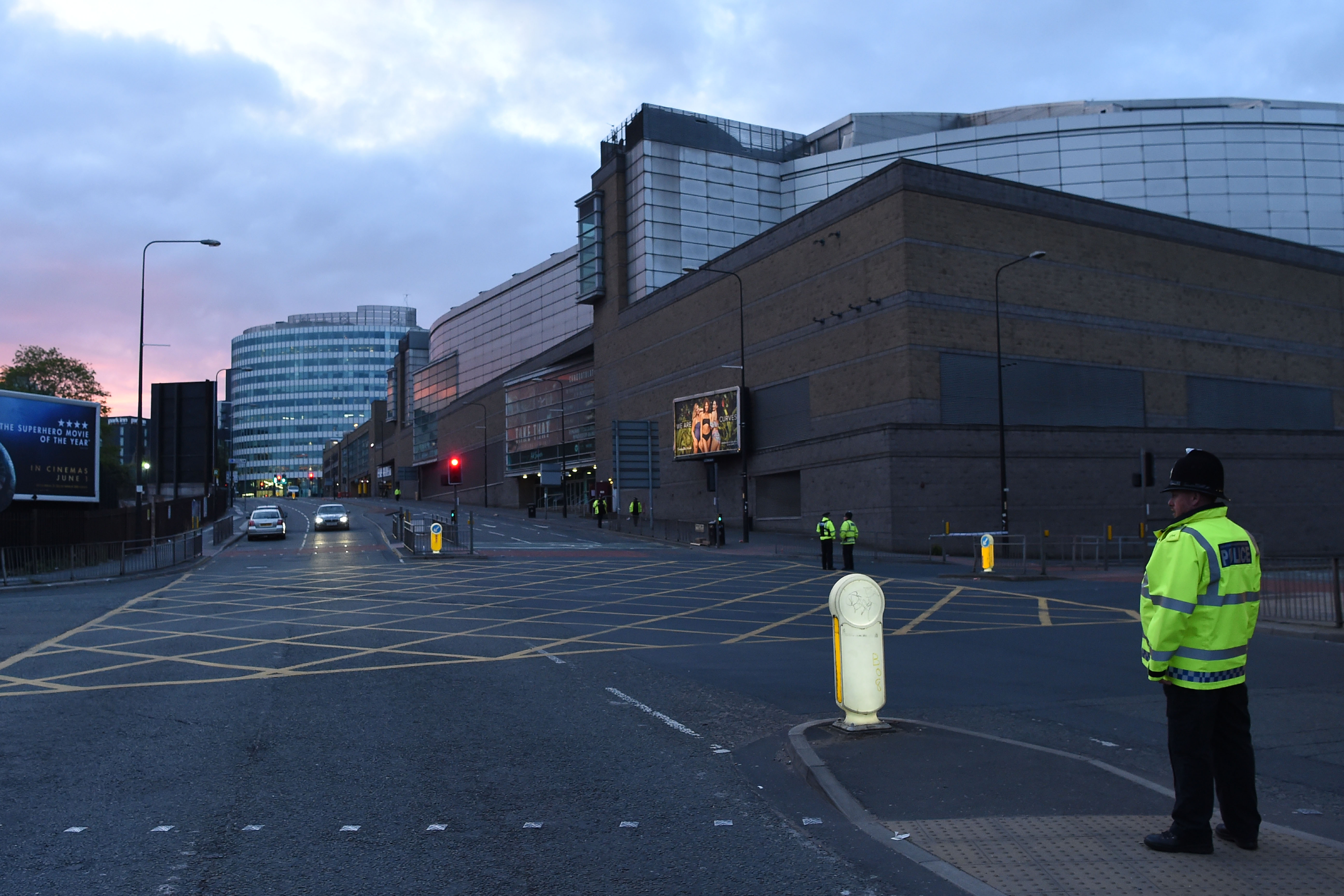 La policía hace guardia en la escena de un presunto ataque terrorista durante un concierto pop de la estrella estadounidense Ariana Grande en Manchester, noroeste de Inglaterra, el 23 de mayo de 2017. / AFP PHOTO / PAUL ELLIS