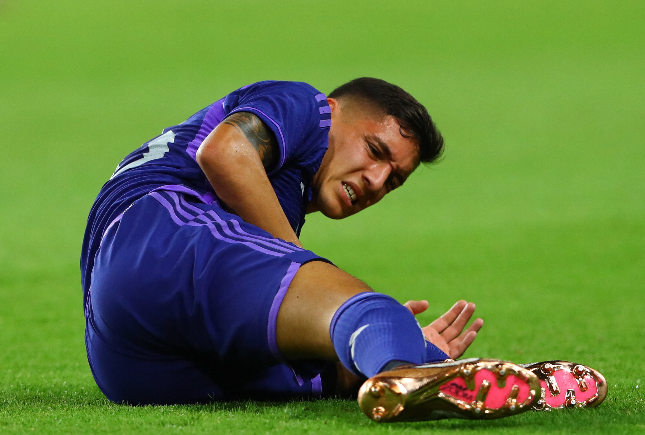 Nahuel Molina quedó en el césped con signos de dolor durante el partido amistoso de la Selección ante Emiratos Árabes (REUTERS/Amr Alfiky)