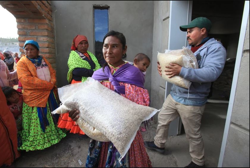 Indígenas rarámuris reciben ayuda alimentaria el 15 de enero de 2022, en la comunidad de Guachochi enclavado en la sierra Tarahumara del estado de Chihuahua (Foto: EFE)