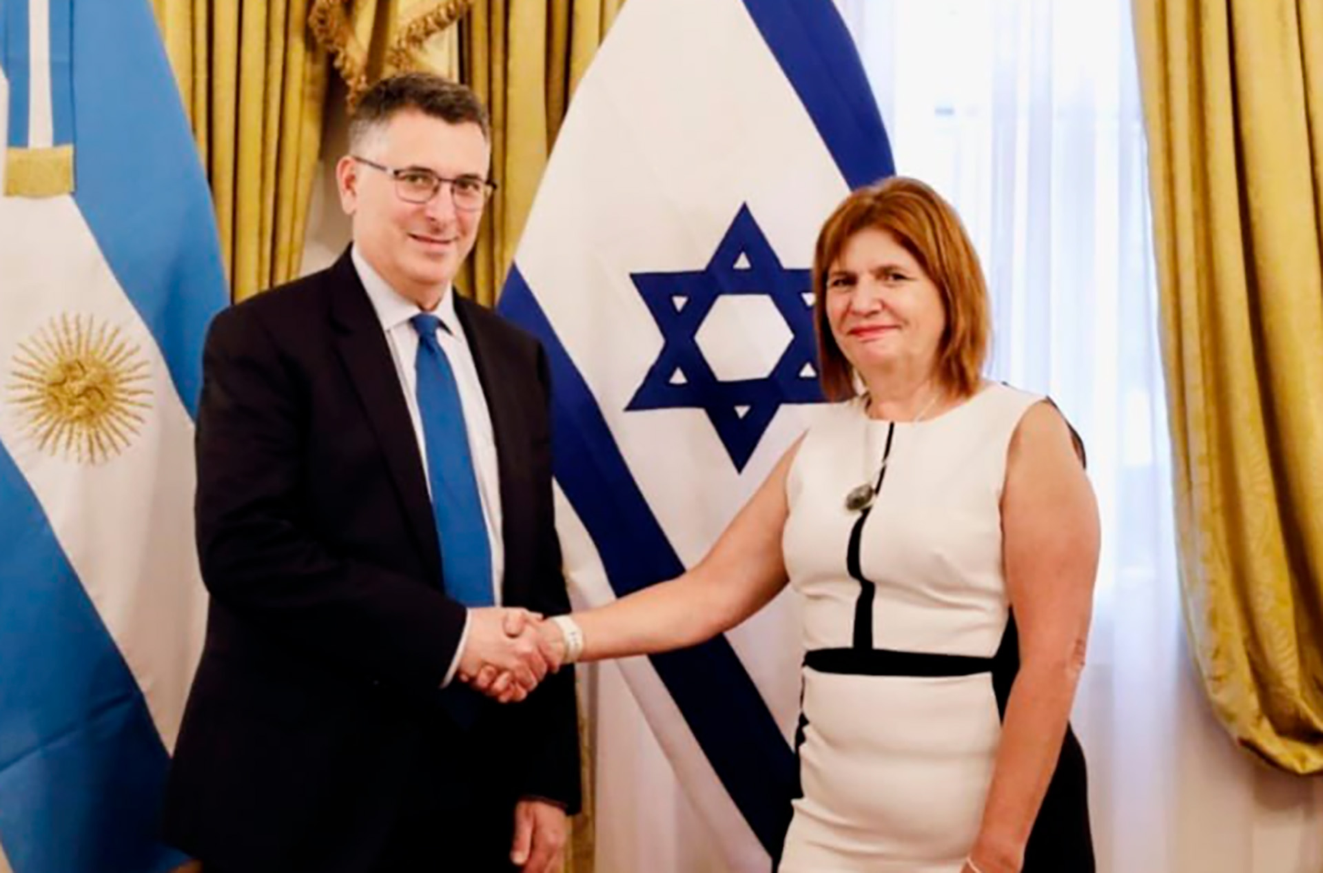 El viceprimer ministro de Israel, Gideon Sa'ar, le estrecha la mano a la presidenta del PRO, Patricia Bullrich