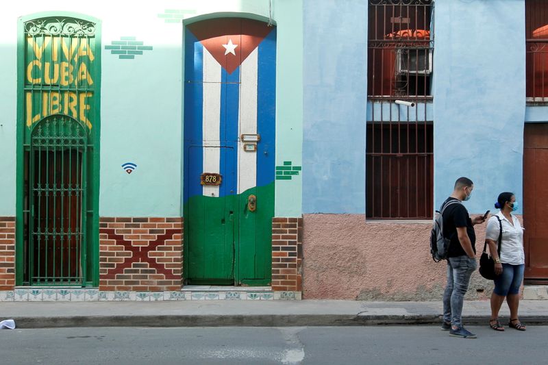 Un hombre revisa su teléfono (Foto: REUTERS)