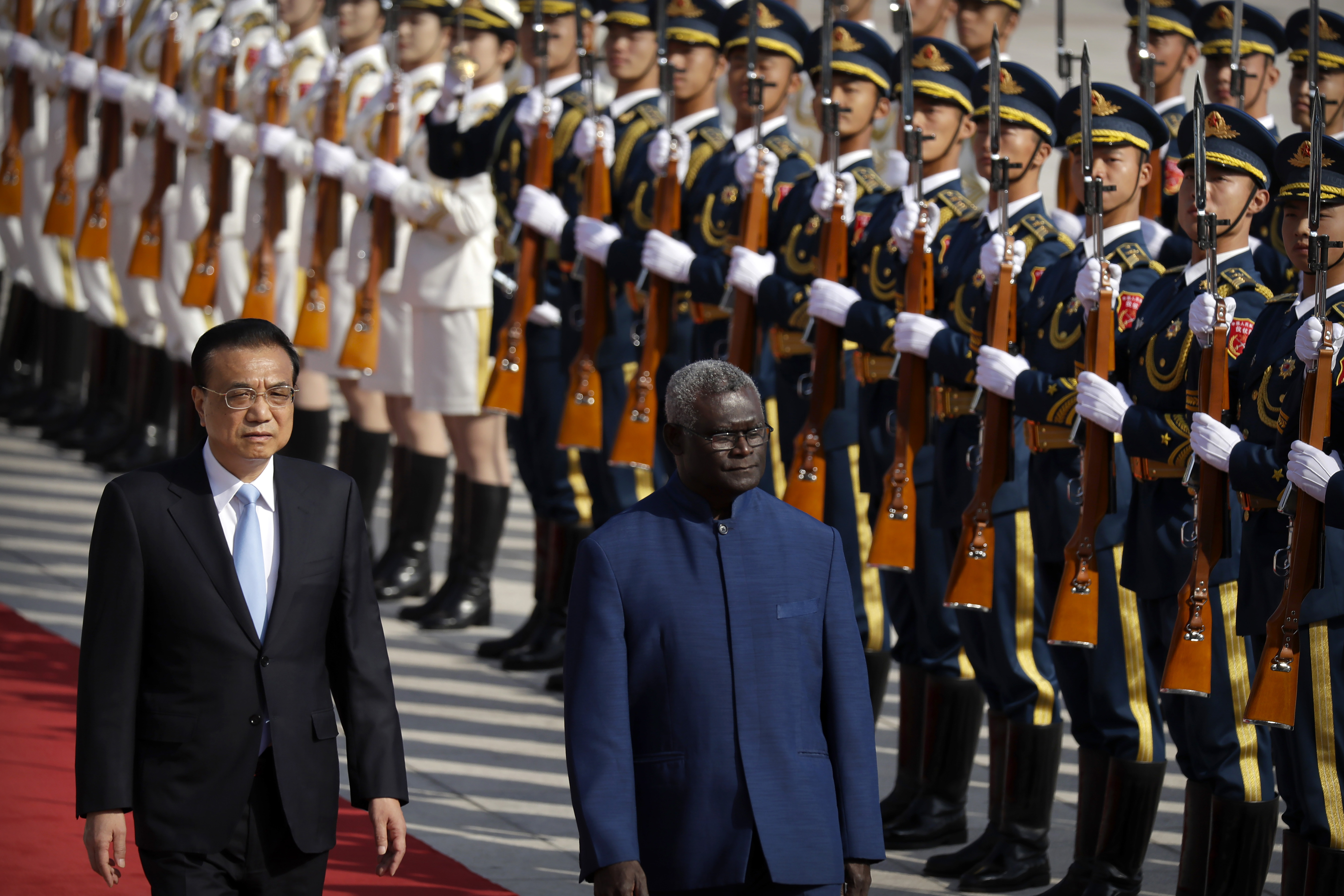 Chinese Premier Li Keqiang with Solomon Islands Prime Minister Manasseh Sogavari (AP/Mark Schiefelbein)