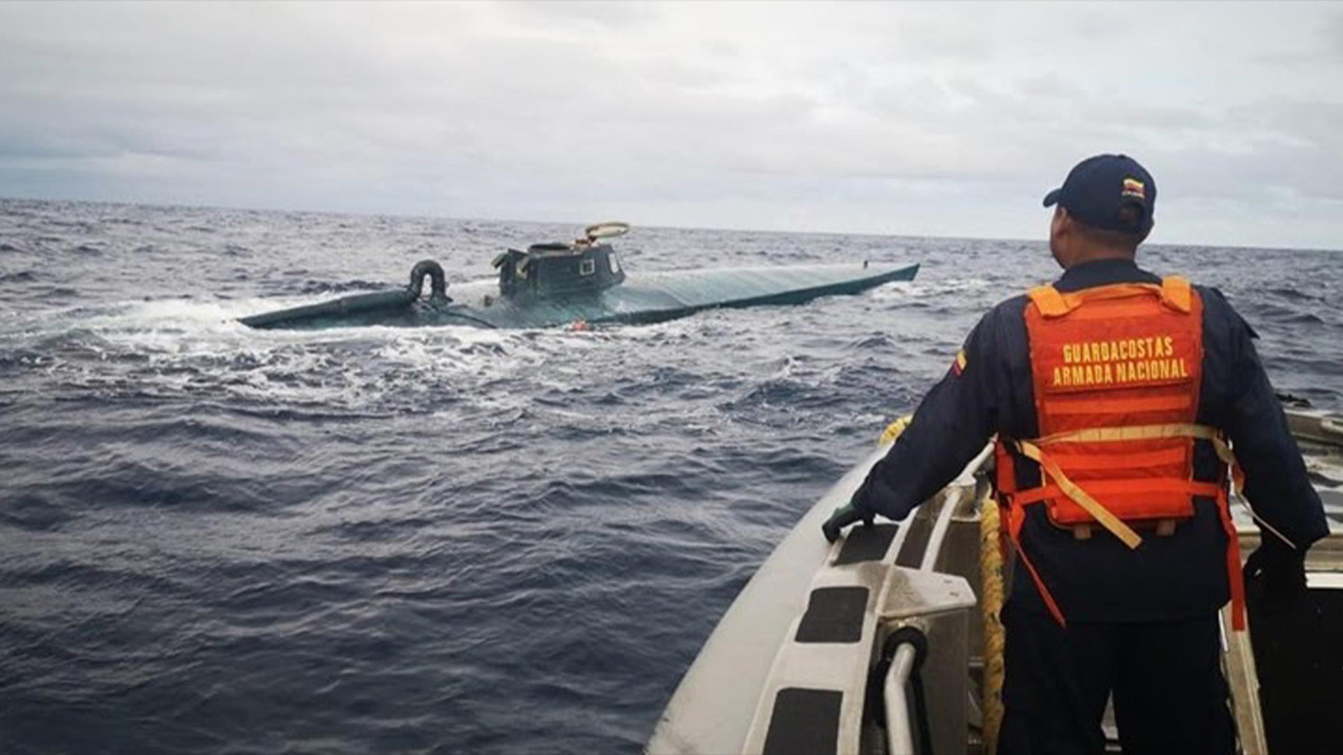Los narcosubmarinos son muchas veces imperceptibles por las autoridades al navegar a baja profundidad y sin estar completamente en la superficie (Foto: Twitter@zonacero)