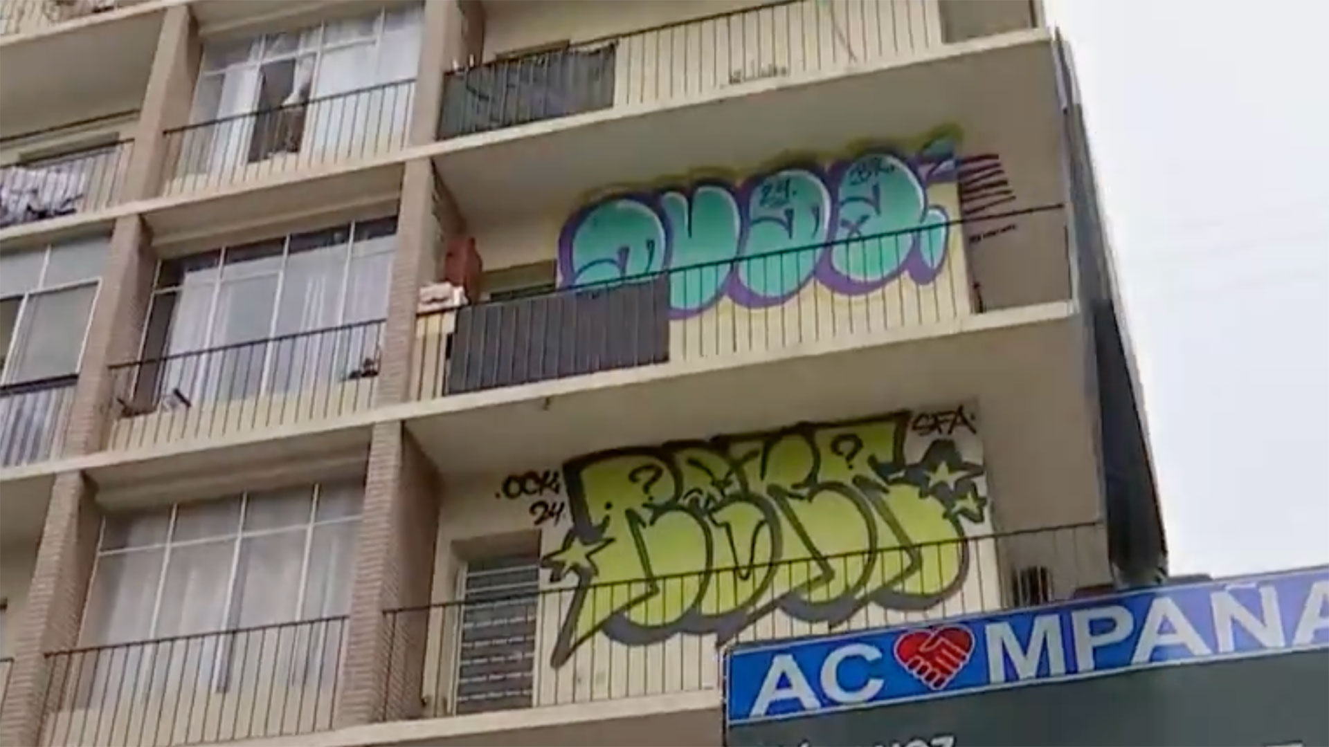 Misterio en Uruguay: edificios de Montevideo amanecieron con graffitis en altura y sospechan de una costumbre importada