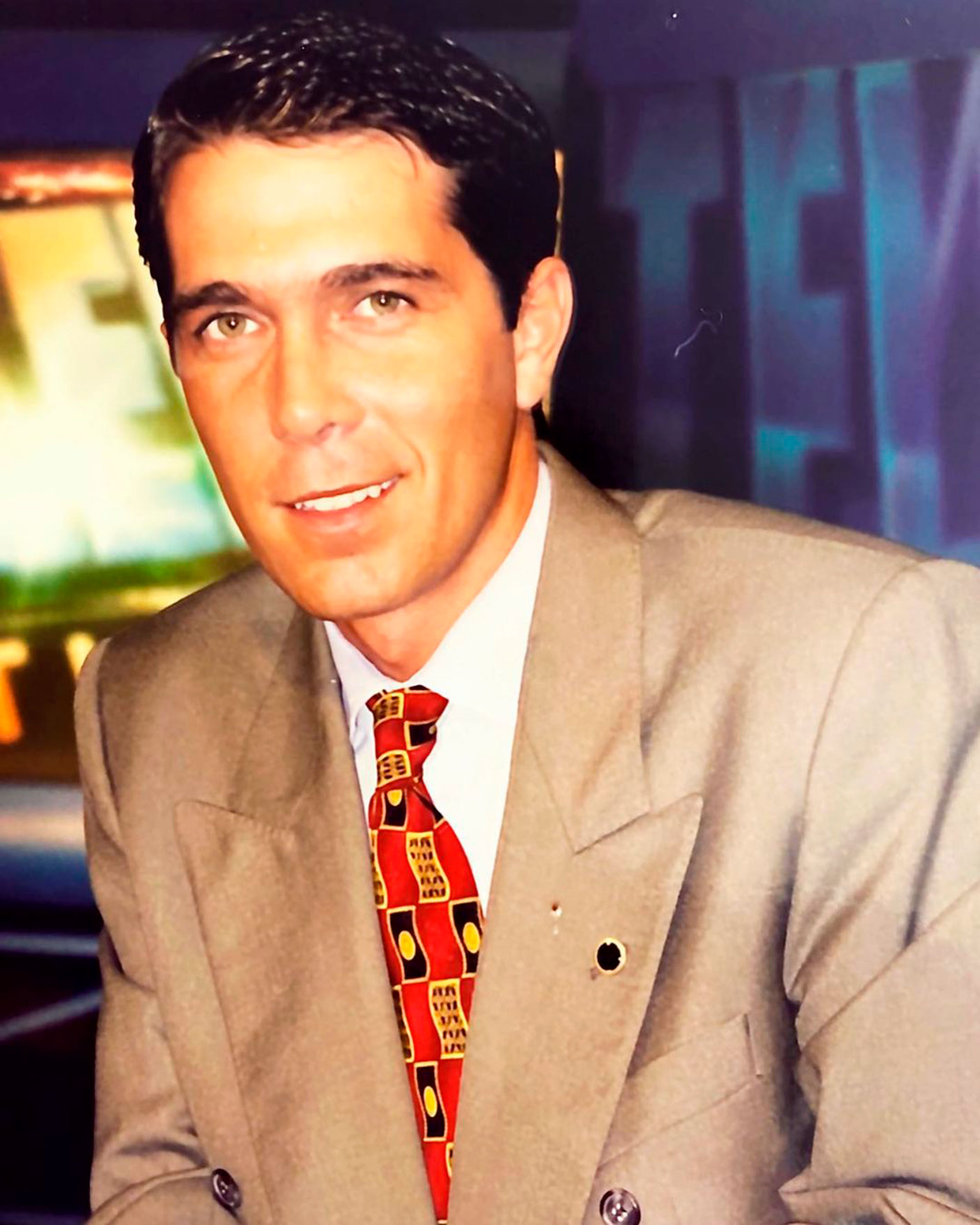 Rodolfo Barili en sus comienzos en Red de Noticias. Para no parecer tan joven se ponía gel en el pelo