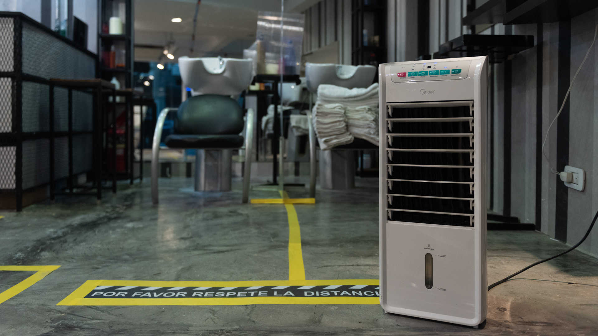 También una máquina purificadora de aire que constantemente limpia el ambiente