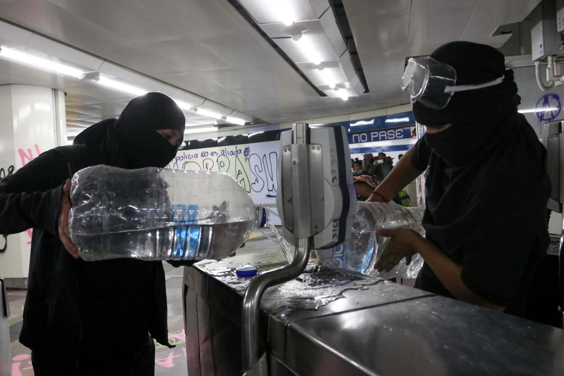 Un grupo de manifestantes protestó en la estación del metro Pino Suárez de forma