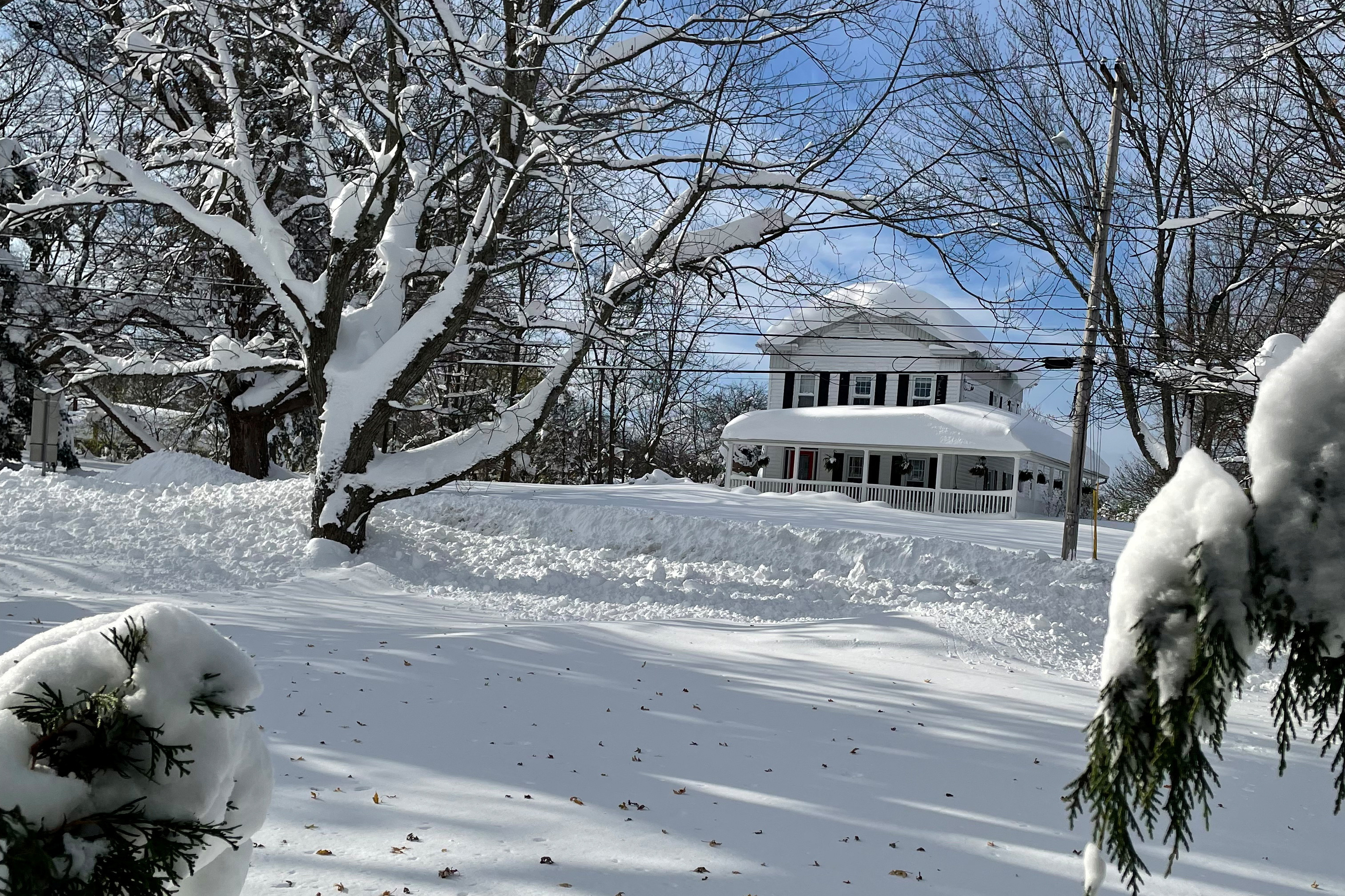 La nieve cubre una propiedad en Orchard Park, Nueva York, durante una pausa de la tormenta de nieve que golpea el área de Buffalo