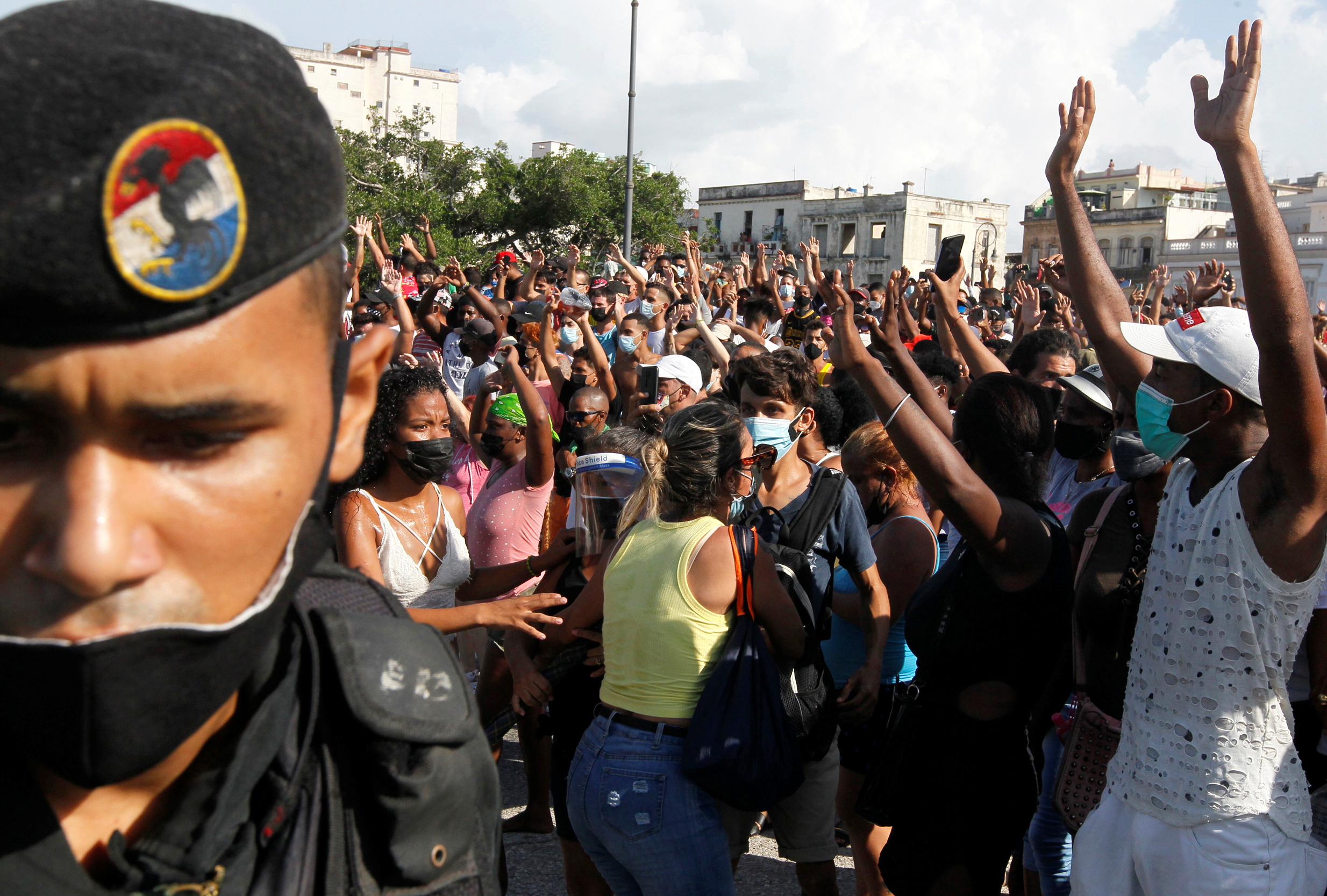 Un boina negra da la espalda a la manifestación de un grupo de personas este domingo en La Habana (REUTERS/Stringer)