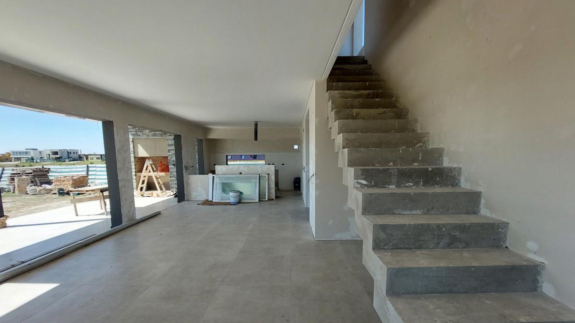 Además de dos plantas y 4 ambientes, lo habitual en las urbanizaciones es que las aberturas sean de piso a techo y se conecten al exterior, como esta propiedad que se edifica en Villalobos