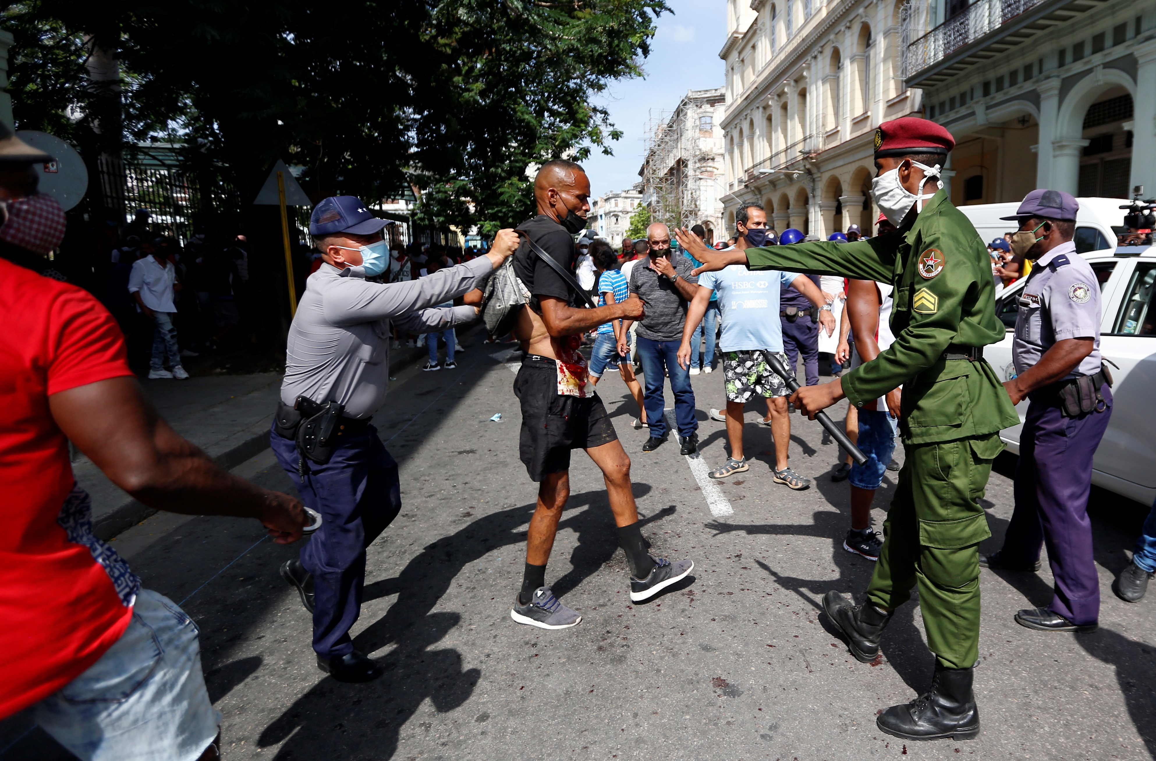 Policías arrestan a un hombre cuando personas se manifiestan, el 11 de julio de 2021, en una calle en La Habana (Cuba). EFE/Ernesto Mastrascusa/Archivo
