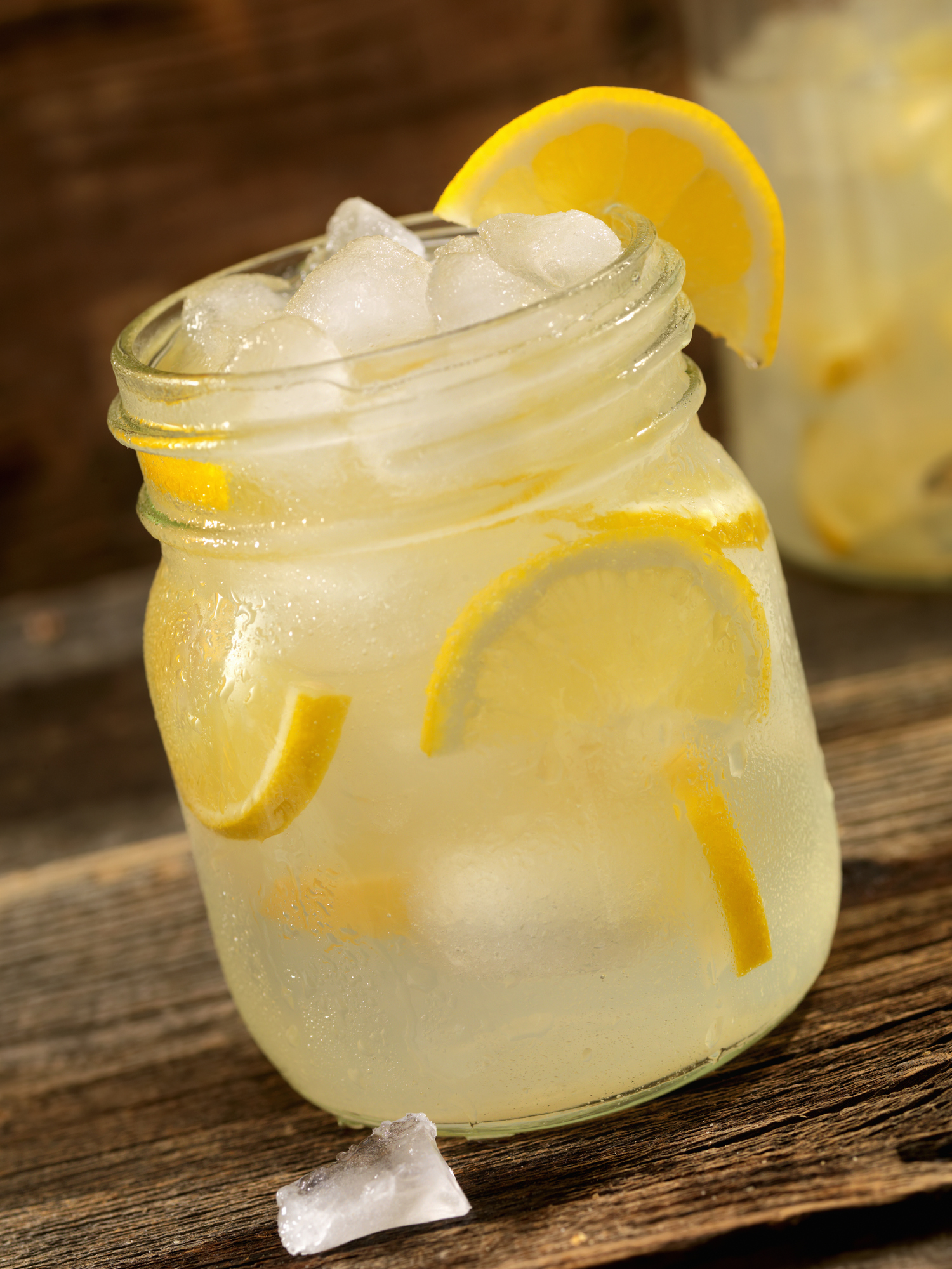 "Algo más refrescante puede ser un lynchburg lemonade, también con whisky americano, le podés dar un toque con otro whisky, limón, un toque de sirope, licor de naranja y refresco de lima limón", dijo Cabrera
