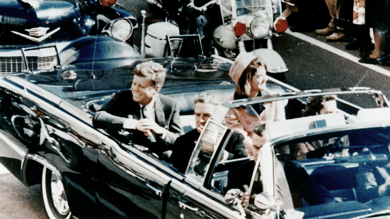 Foto de archivo de John F. Kennedy segundos antes de su asesinato en Dallas