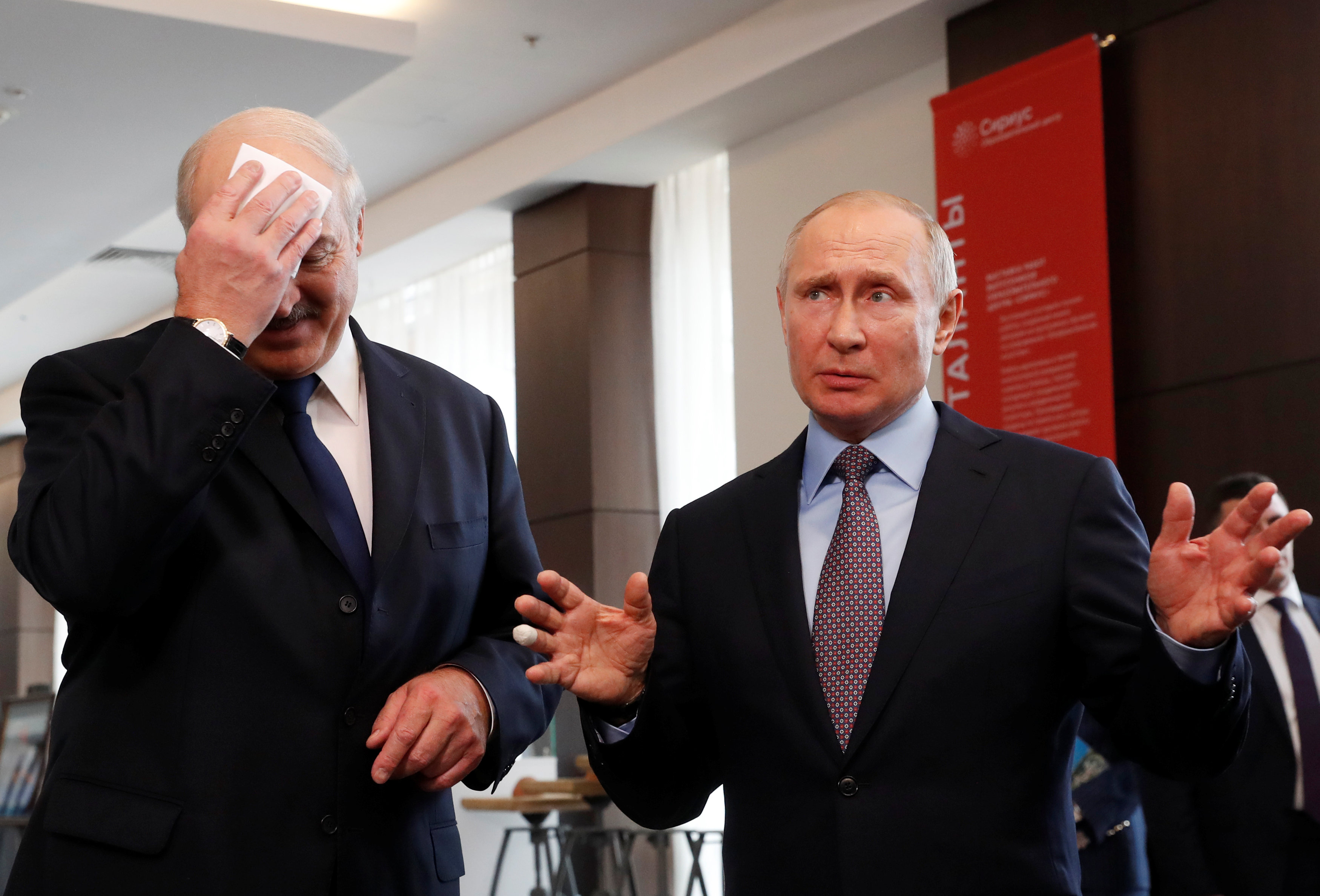 El presidente ruso, Vladímir Putin, gesticula junto al presidente de Bielorrusia, Alexander Lukashenko, durante su reunión en el centro educativo Sirius en el balneario del mar Negro de Sochi, Rusia 15 de febrero de 2019 (Reuters)
