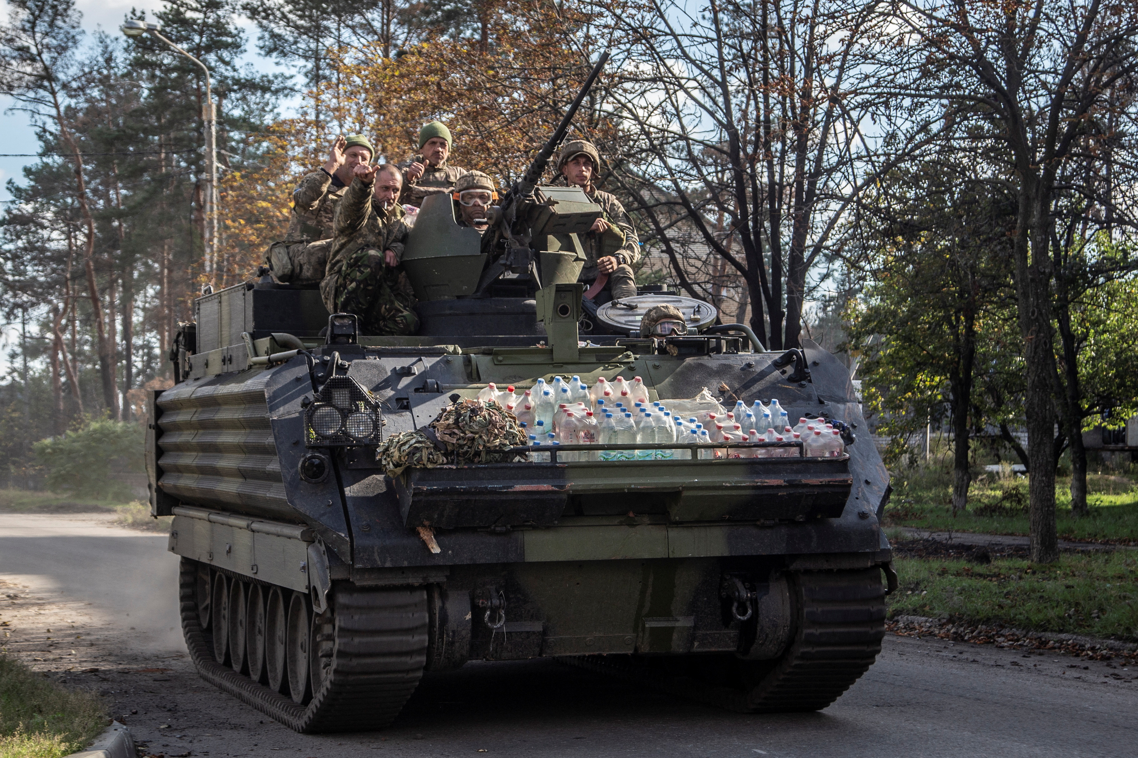 Un M113 donado por EEUU y utilizaban por las fuerzas ucranianas contra la invasión rusa (REUTERS/Oleksandr Ratushniak)