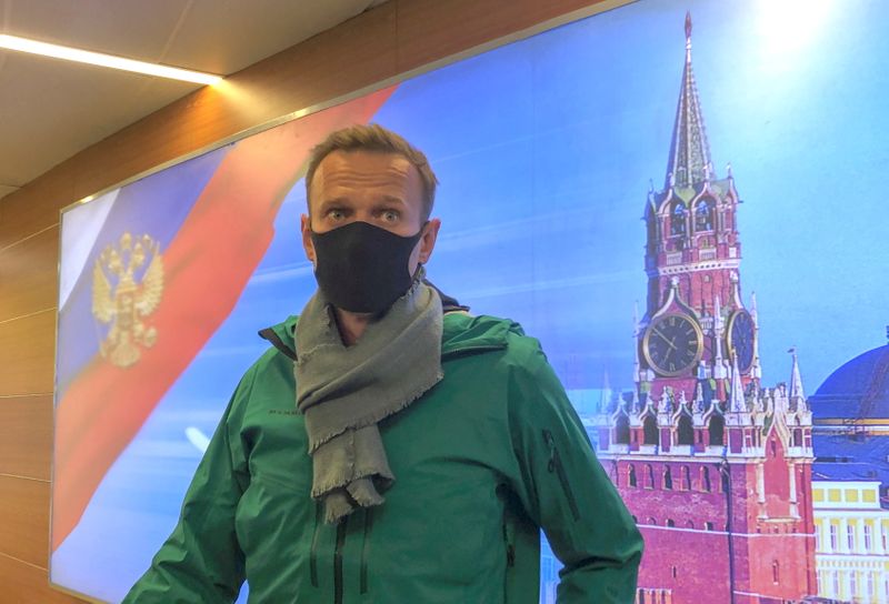 El crítico del Kremlin Alexei Navalny habla con los periodistas a su llegada al aeropuerto Sheremetyevo de Moscú, Rusia, el 17 de enero de 2021. REUTERS/Polina Ivanova