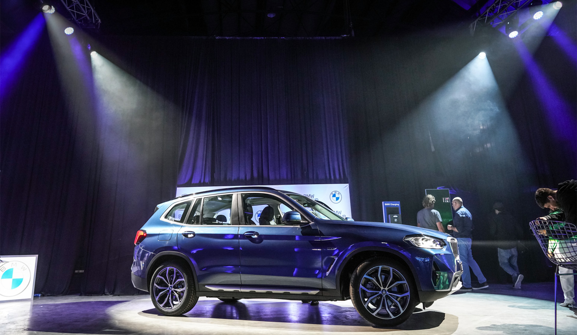 El BMW X3 xDrive30e es híbrido enchufable, ofreciendo autonomía 100% eléctrica para recorridos urbanos e híbrida para un viaje eficiente en distancias más prolongadas