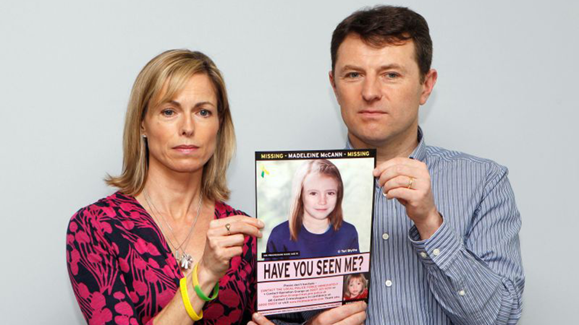  Kate y Gerry McCann con una foto de la pequeña desaparecida