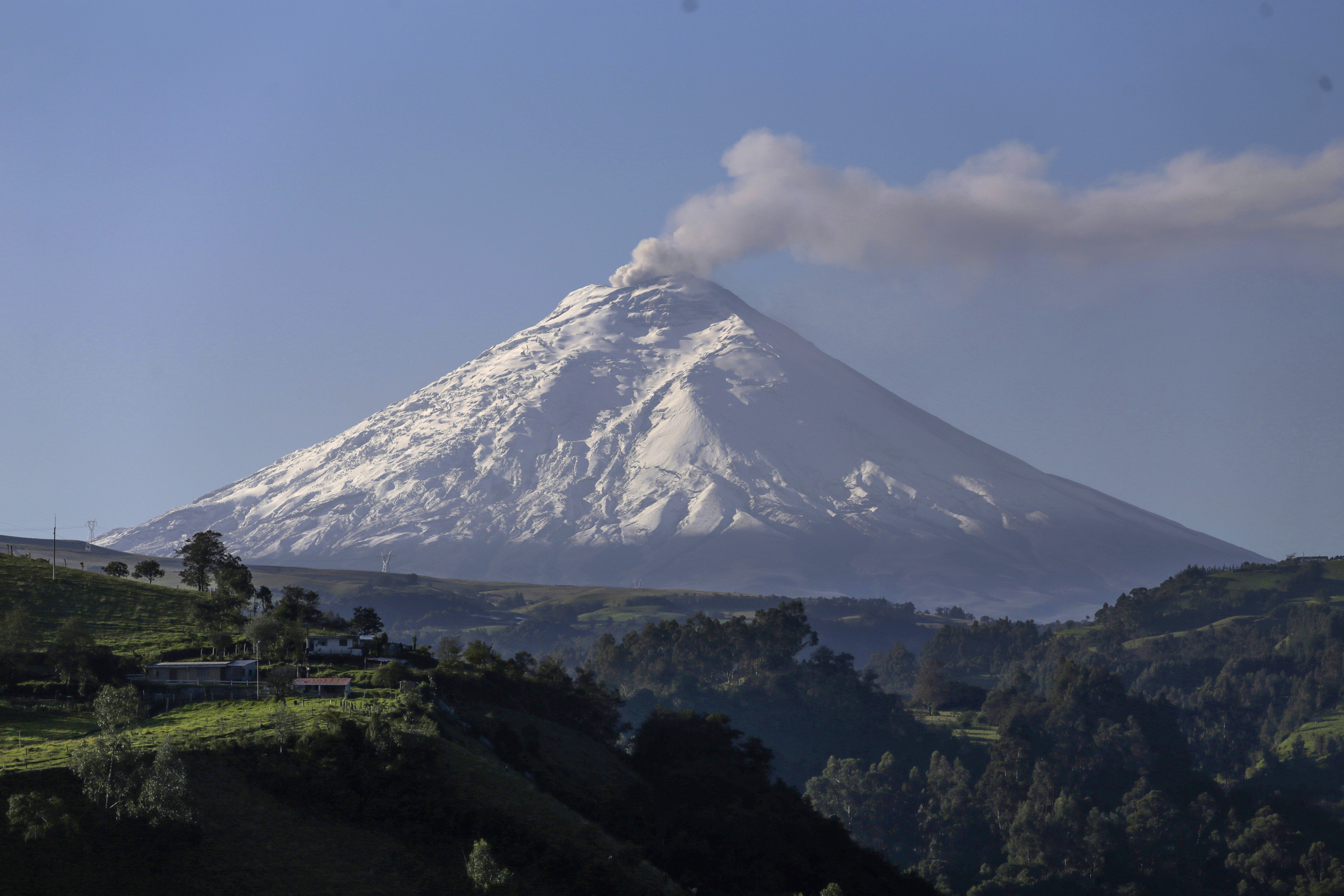 El volcán Cotopaxi expulsó una columna de 50 msnc este lunes, 13 de marzo. (AP Foto/Juan Diego Montenegro)