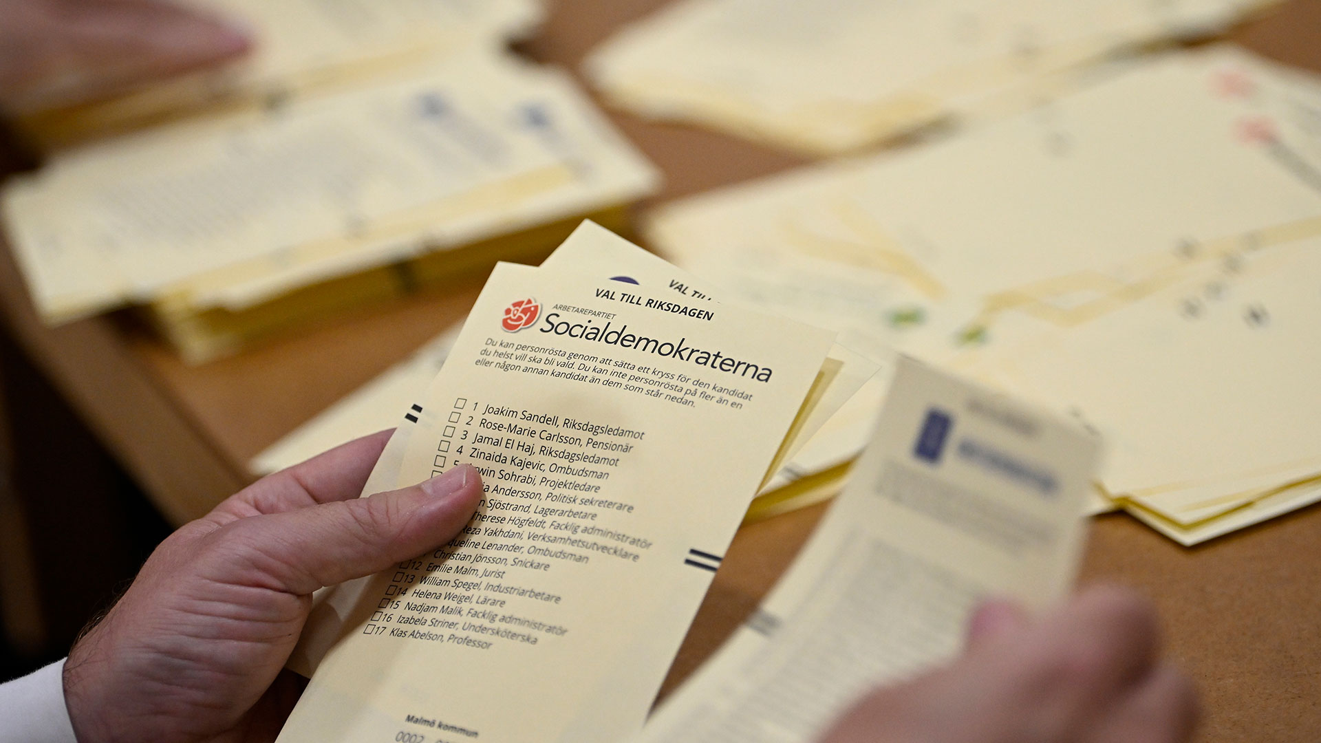 Trabajadores electorales cuentan votos en una mesa de votación en el Centro Deportivo Hästhagens en Malmö, Suecia, el domingo 11 de septiembre de 2022. (Johan Nilsson/Agencia de noticias TT vía AP) 