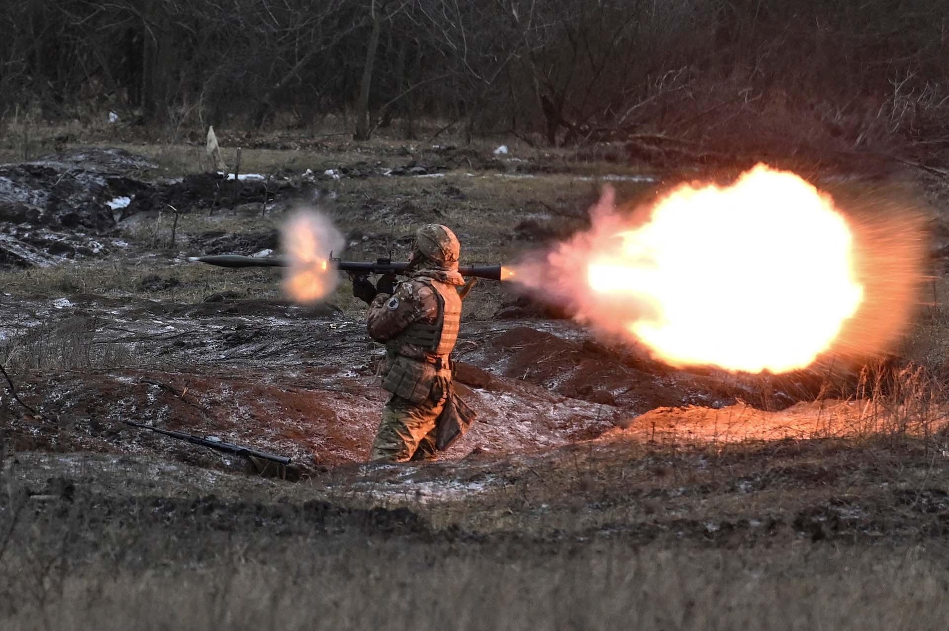Un soldado ucraniano dispara un mortero antitanques RPG-7 en la región de Zaporizhzhia