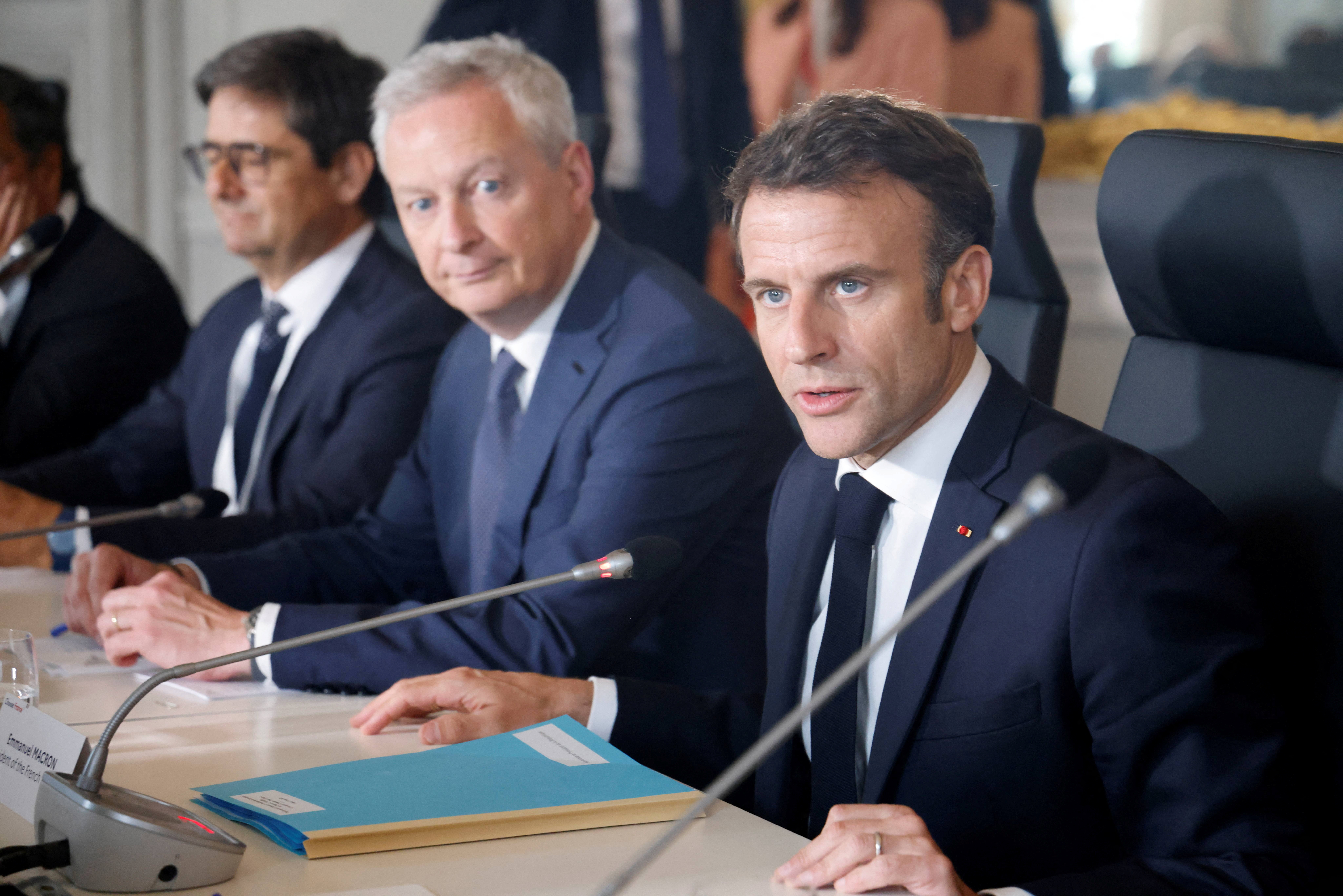 Macron junto al ministro de Economía Bruno Le Maire (Ludovic Marin/Pool via REUTERS)