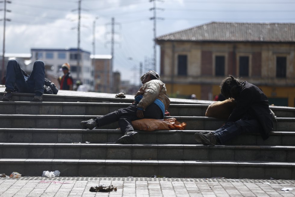 Imagen de archivo de habitantes de calle en Bogotá. Con un proyecto de acuerdo buscan que en Bogotá se continúe garantizando el acceso de productos menstruales a personas habitantes de calle. Colprensa