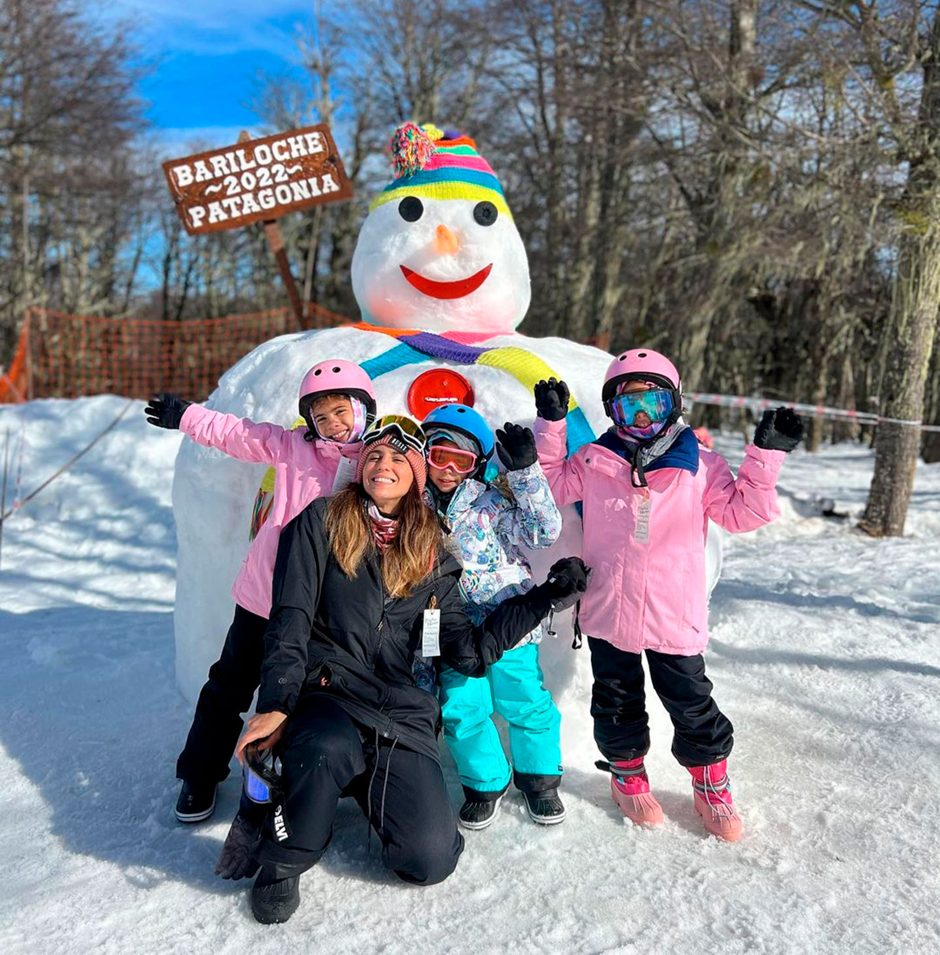 Cinthia Fernández se tomó unas vacaciones a Bariloche junto a sus tres hijas, Charo, Bella y Francesca (Instagram)