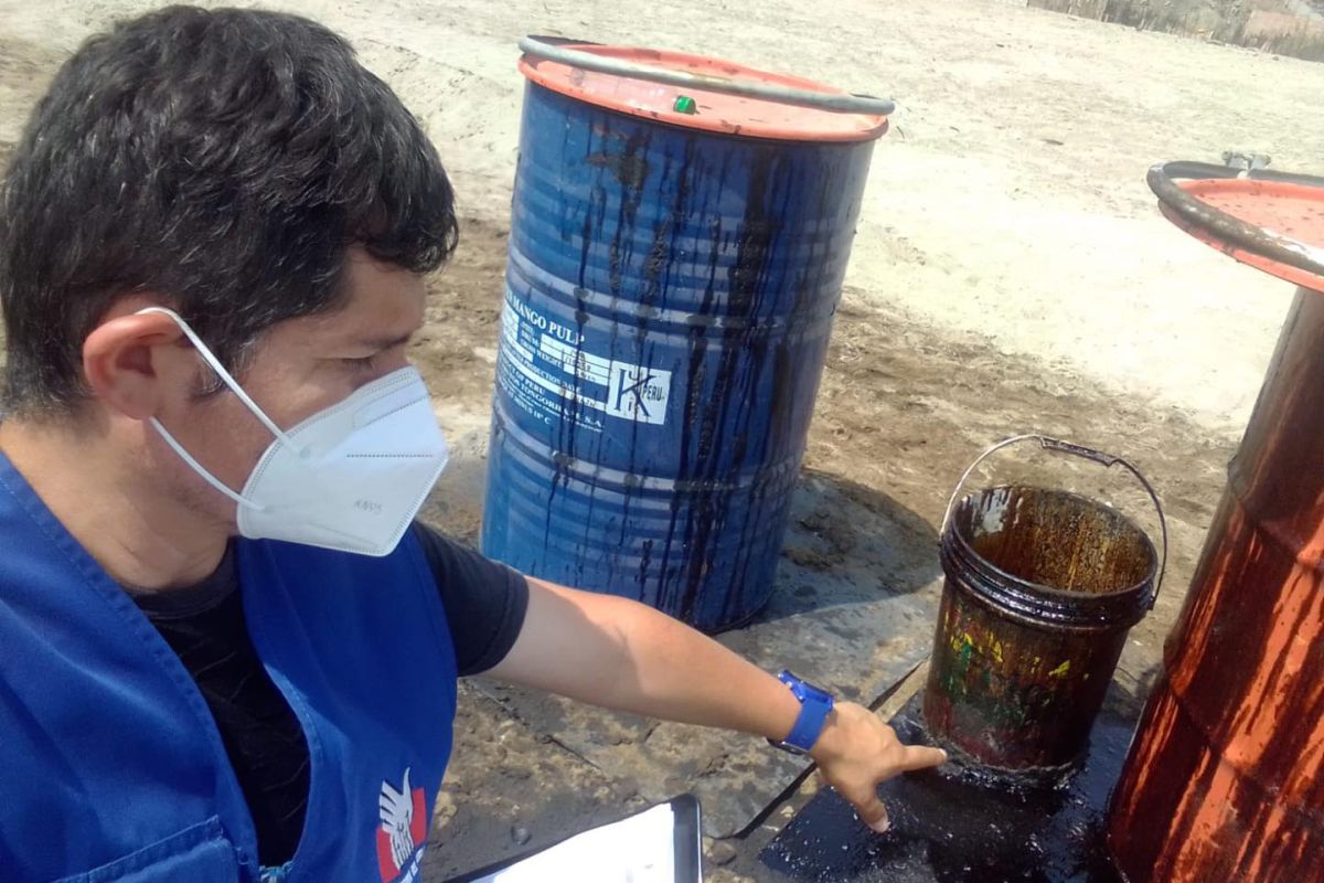 Personal de defensoría del Pueblo inspecciona el derrame de petróleo. | Foto: Defensoría del Pueblo