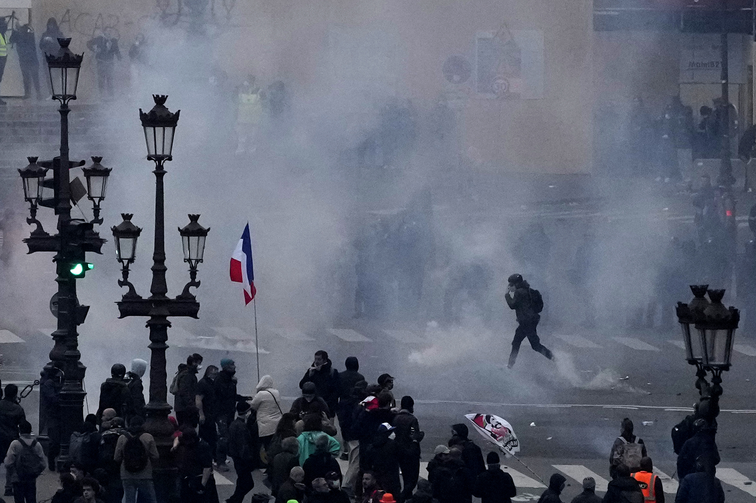 Manifestantes al término de una marcha en París, el jueves 23 de marzo de 2023 (AP Foto/Christophe Ena)