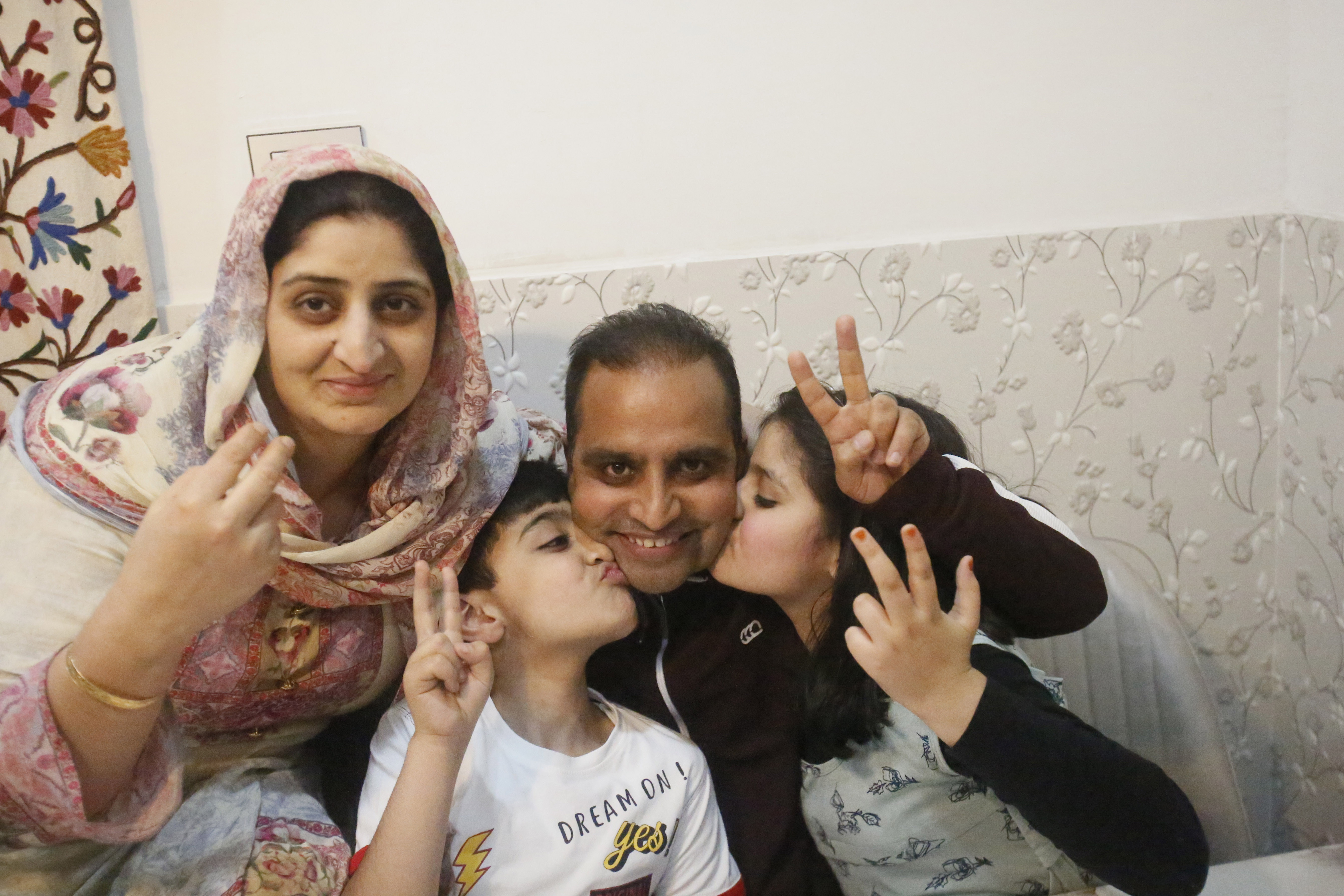 El fotógrafo de Associated Press, Mukhtar Khan, celebra con su familia en su casa en Srinagar, Cachemira controlada por la India, el martes 5 de mayo de 2020, luego del anuncio de que fue uno de los tres fotógrafos de AP que ganaron el Premio Pulitzer en Fotografía de Característica por su cobertura del conflicto en Cachemira y en Jammu, India. (Foto AP / Afnan Arif)