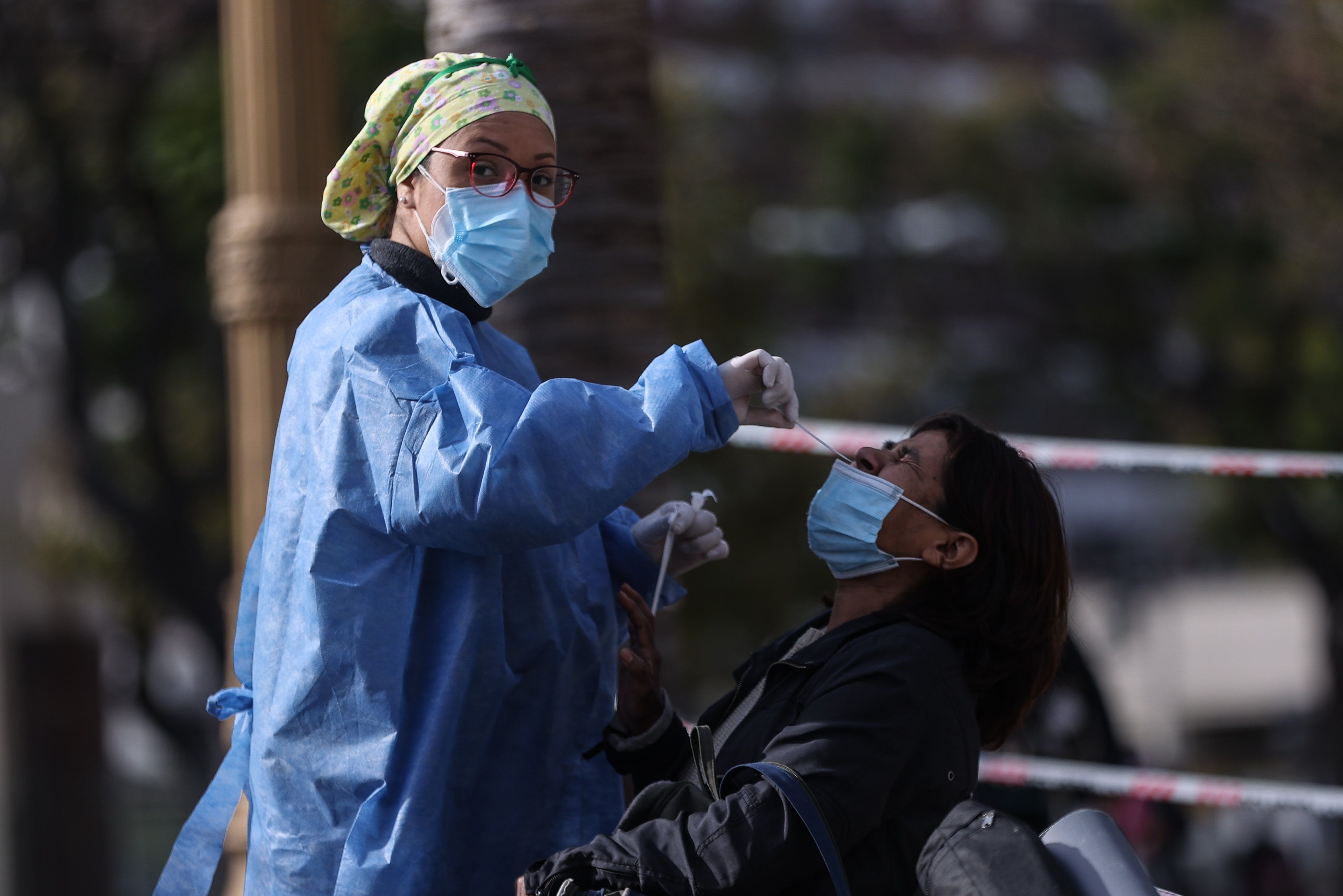 Ayer se registraron 607 muertes y 29.757 nuevos contagios de coronavirus (EFE/Juan Ignacio Roncoroni)