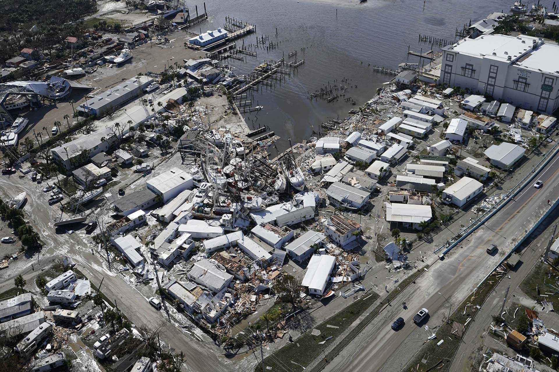 Destrucción total junto al agua. Se ven almacenes destruidos y escombros por todas parte. (AP Photo/Wilfredo Lee)