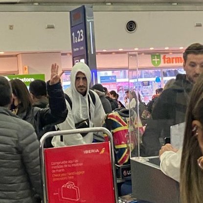 Carlos Izquierdoz en el Aeropuerto de Ezeiza