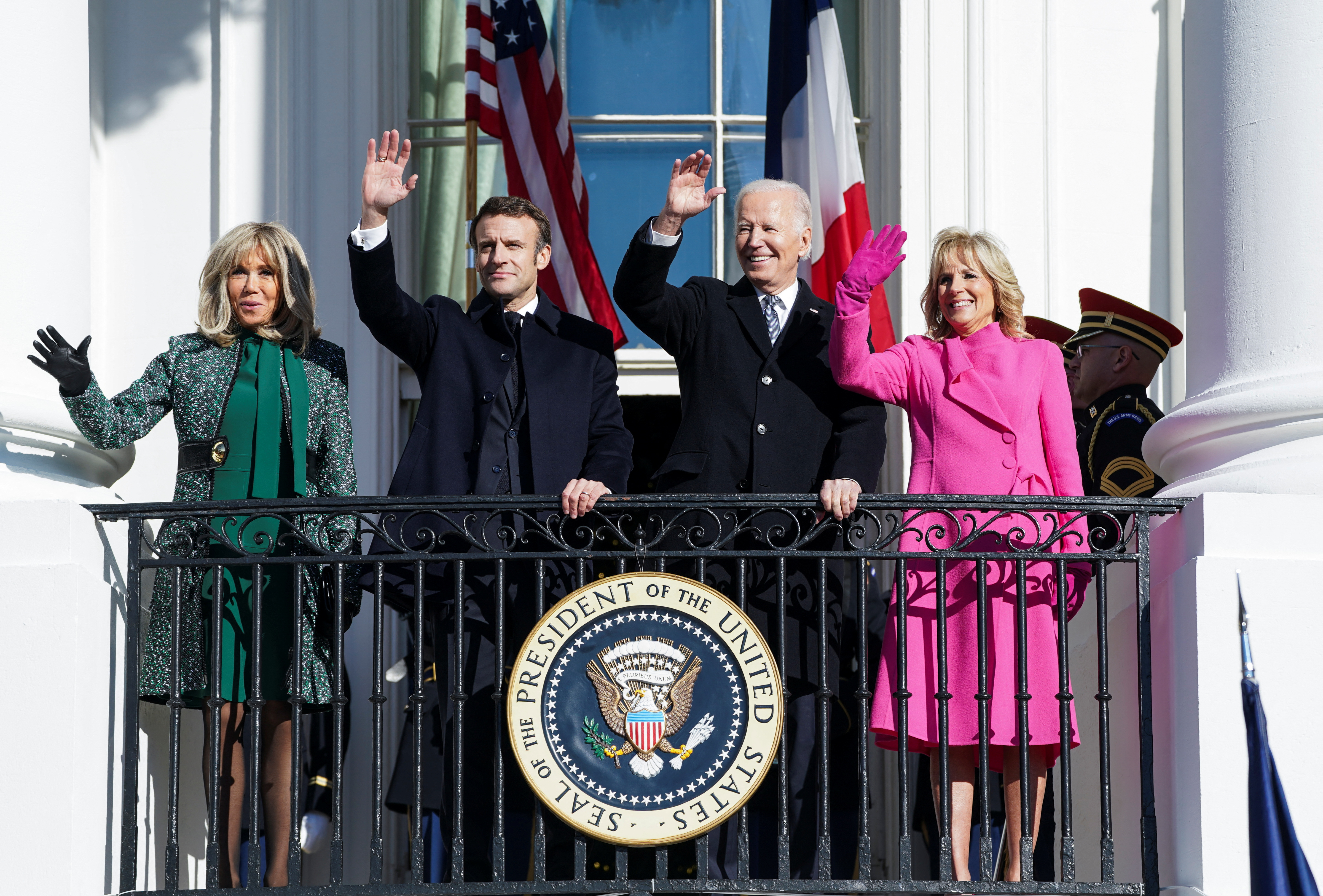 Biden, Macron, y sus respectivas esposas saludan desde el balcón de la Casa Blanca (REUTERS/Kevin Lamarque)