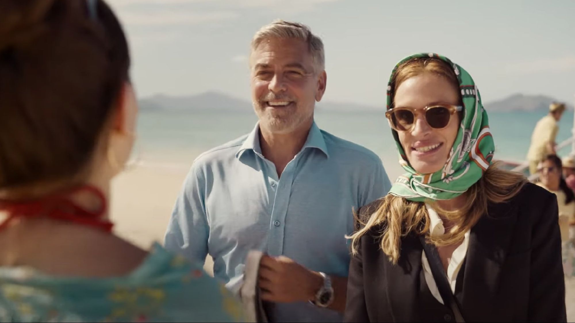 George Clooney and Julia Roberts play two estranged parents in "landscape to paradise".  (Universal Pictures)