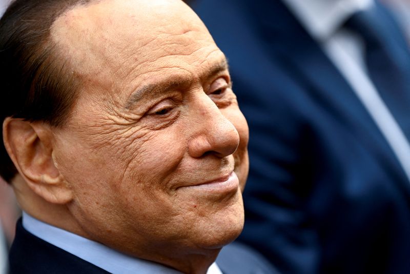 Imagen de archivo del ex primer ministro italiano Silvio Berlusconi reaccionando luego de votar durante la elección de alcaldes y concejales, en Milán, Italia. 3 de octubre, 2021. (REUTERS/Flavio Lo Scalzo/Archivo)