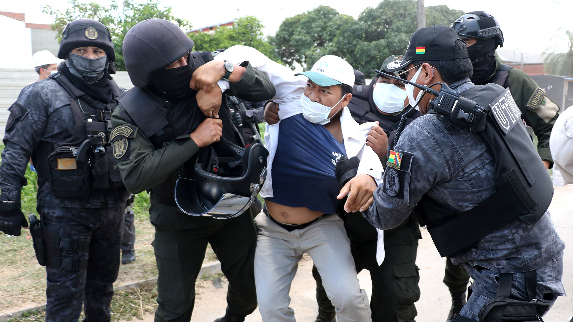 Policías detienen a un ciudadano durante los enfrentamientos entre pro y contra Gobierno en el segundo día de la huelga indefinida, donde se exige la abrogación de la ley de Estrategia Nacional de Lucha Contra la Legitimación de Ganancias Ilícitas y el Financiamiento al Terrorismo, hoy en Santa Cruz (EFE)