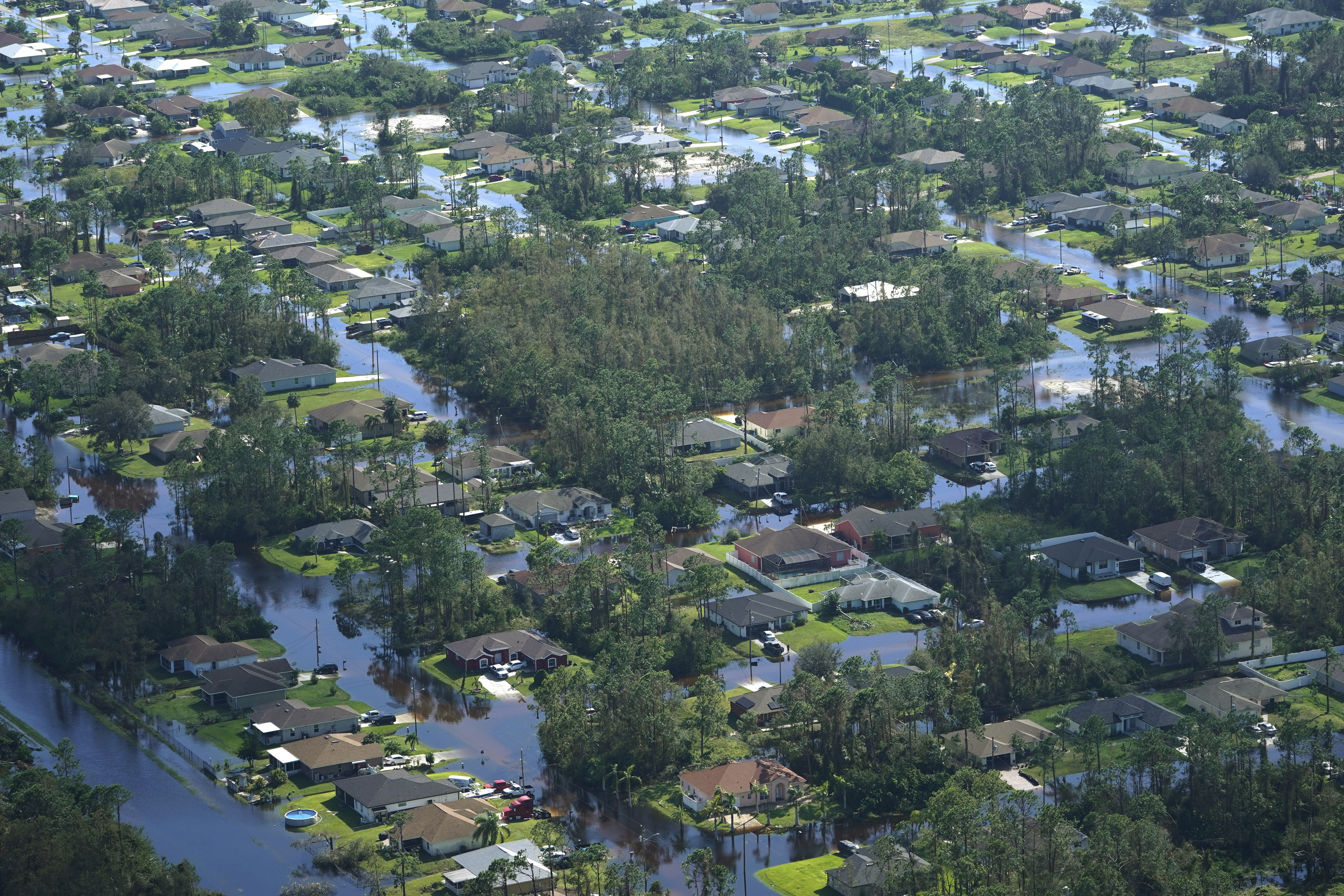 Inundaciones causadas por el huracán Ian, el jueves 29 de septiembre de 2022 en Fort Myers, Florida. El cambio climático agregó al menos un 10 % más de lluvia al huracán Ian, según muestra un estudio preparado inmediatamente después de la tormenta. (Foto AP/Marta Lavandier)