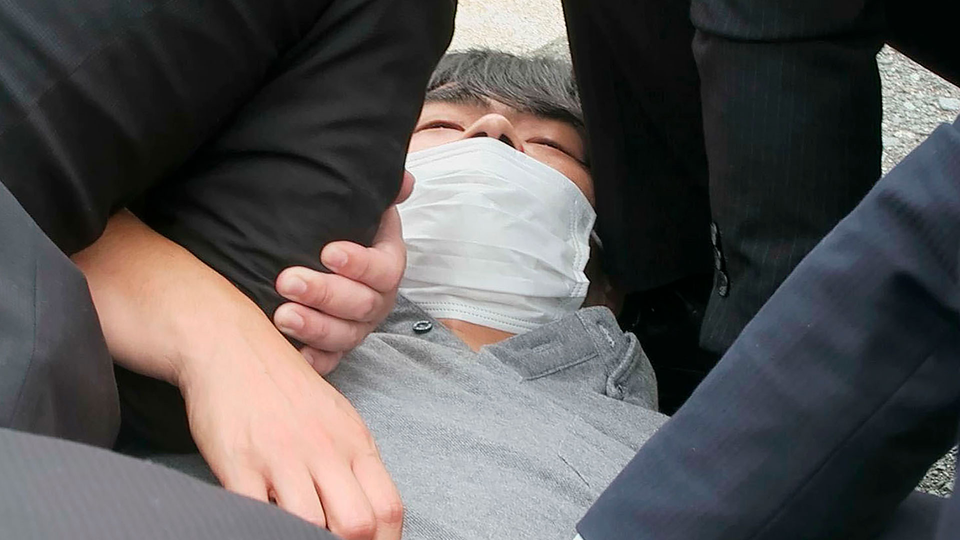 El asesino yace arrestado en Nara, tras cometer el crimen de Abe (AP)