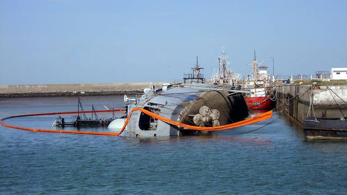 Fruto de la desidia y la falta de control, el D 2 terminó hundido en en muelle de la base naval de Puerto Belgrano