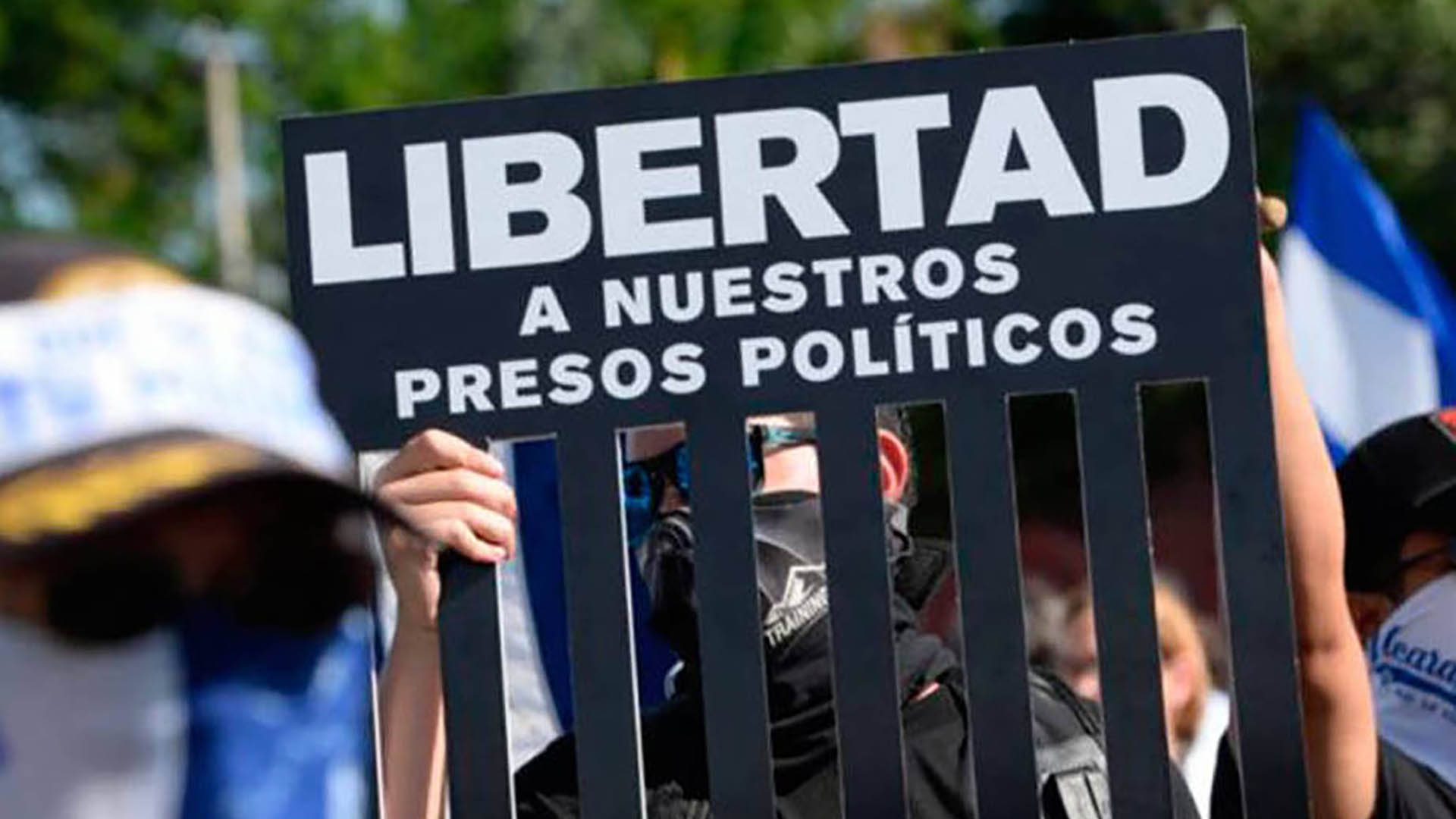 Personas protestan y exigen libertad para los presos políticos en Venezuela