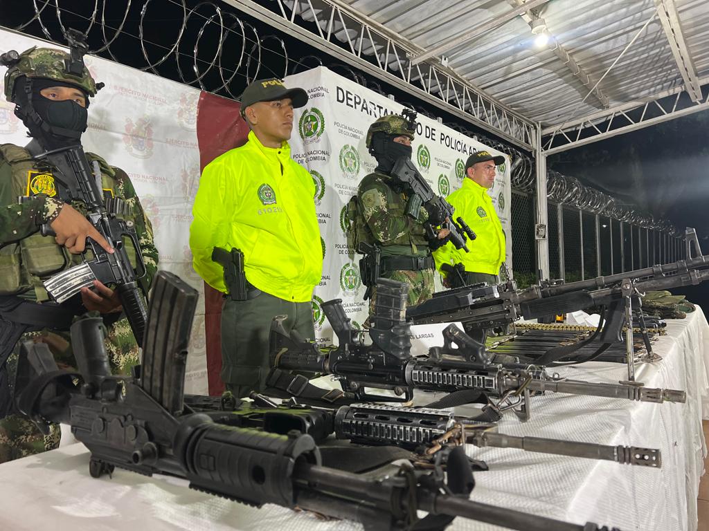 En la operación fueron incautados seis fusiles, cinco armas cortas, proveedores, municiones y material de comunicaciones. Foto: Policía Nacional de Colombia