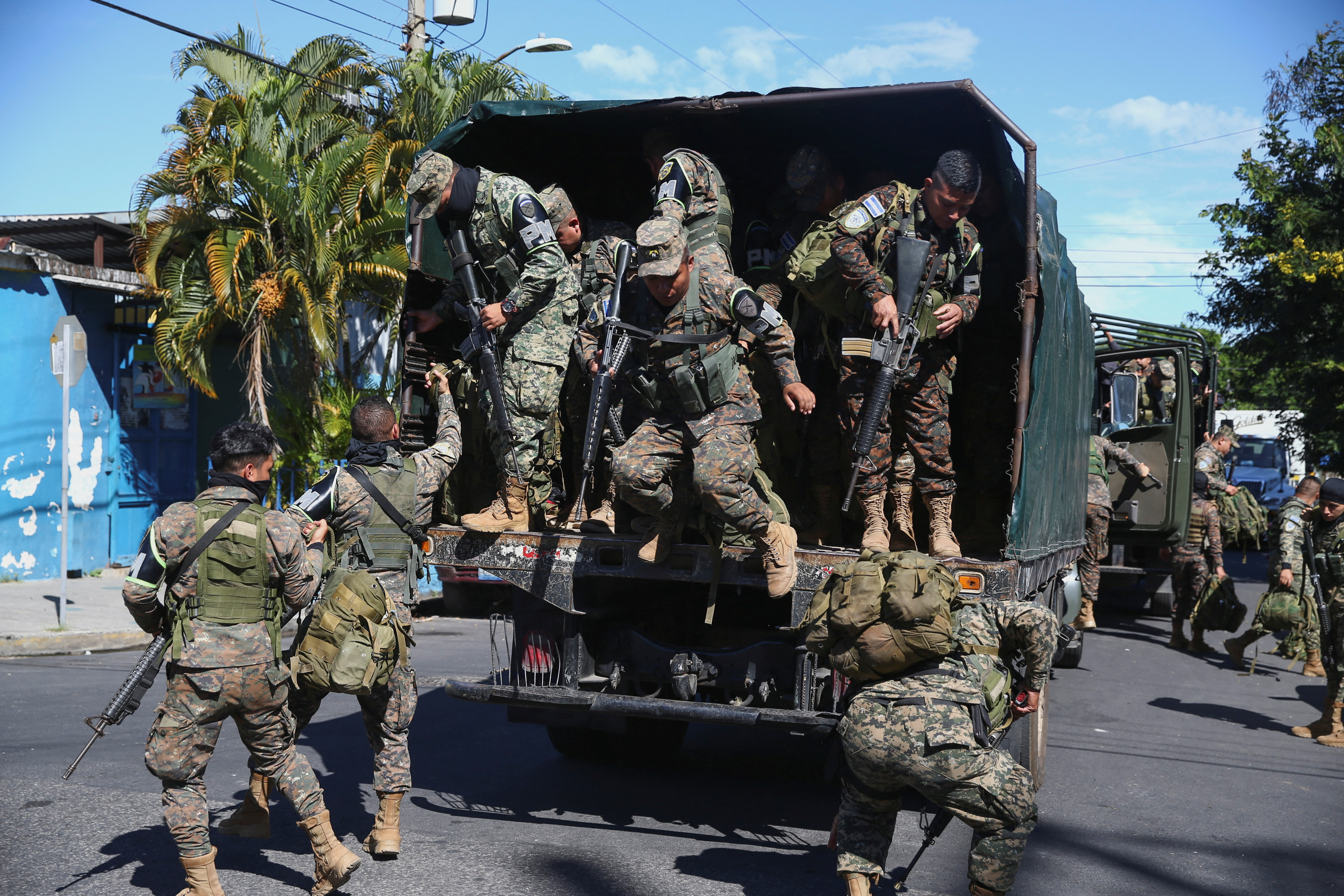 8.500 soldados y 1.500 policías, establecieron un cerco para detener a presuntos pandilleros en el populoso municipio de Soyapango, vecino a la capital San Salvador, en el marco de la guerra que el gobierno mantiene desde marzo en contra de esas agrupaciones criminales. (REUTERS)