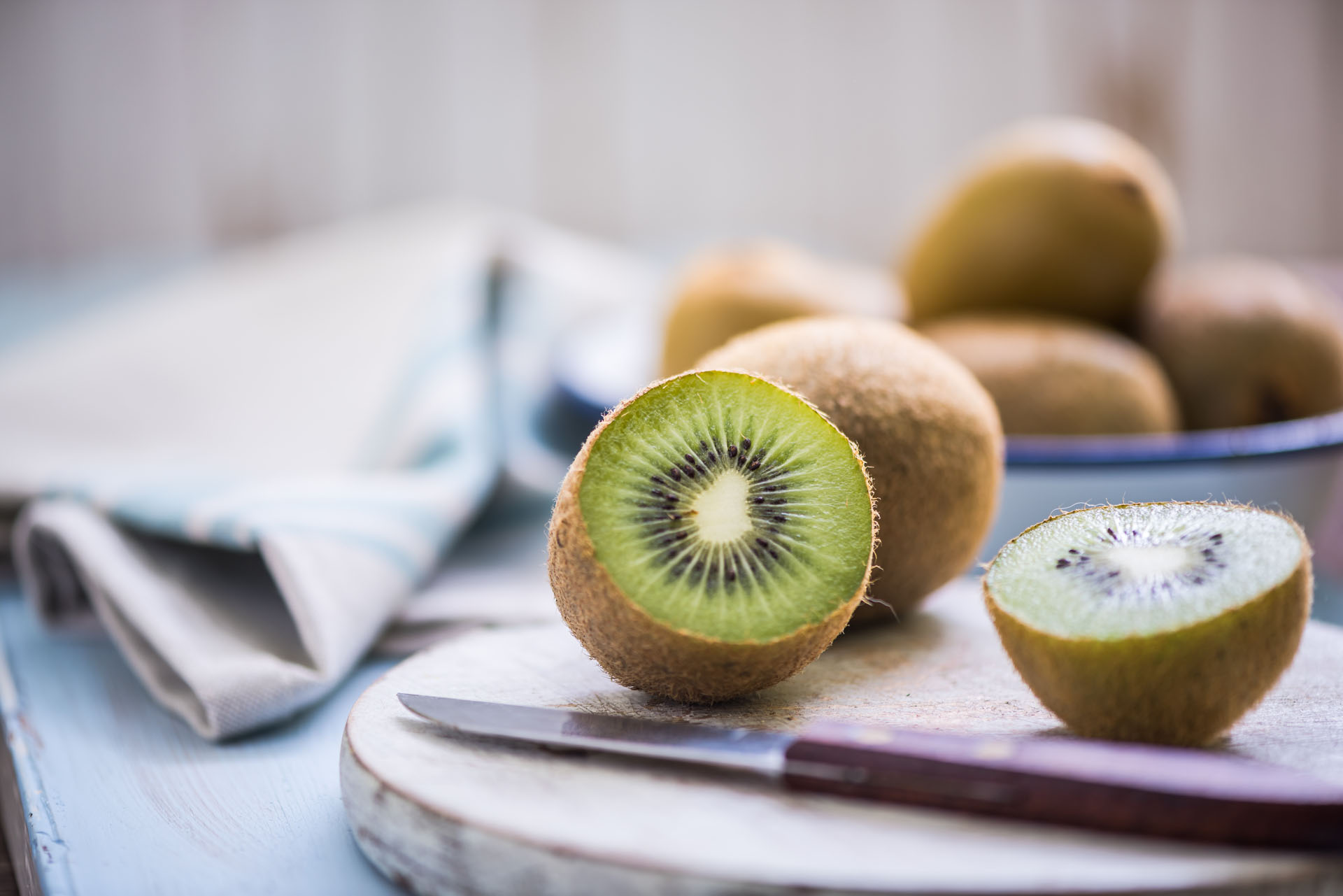 Los kiwis pueden consumirse enteros como postre, picados con otras frutas o en licuados  (Getty)