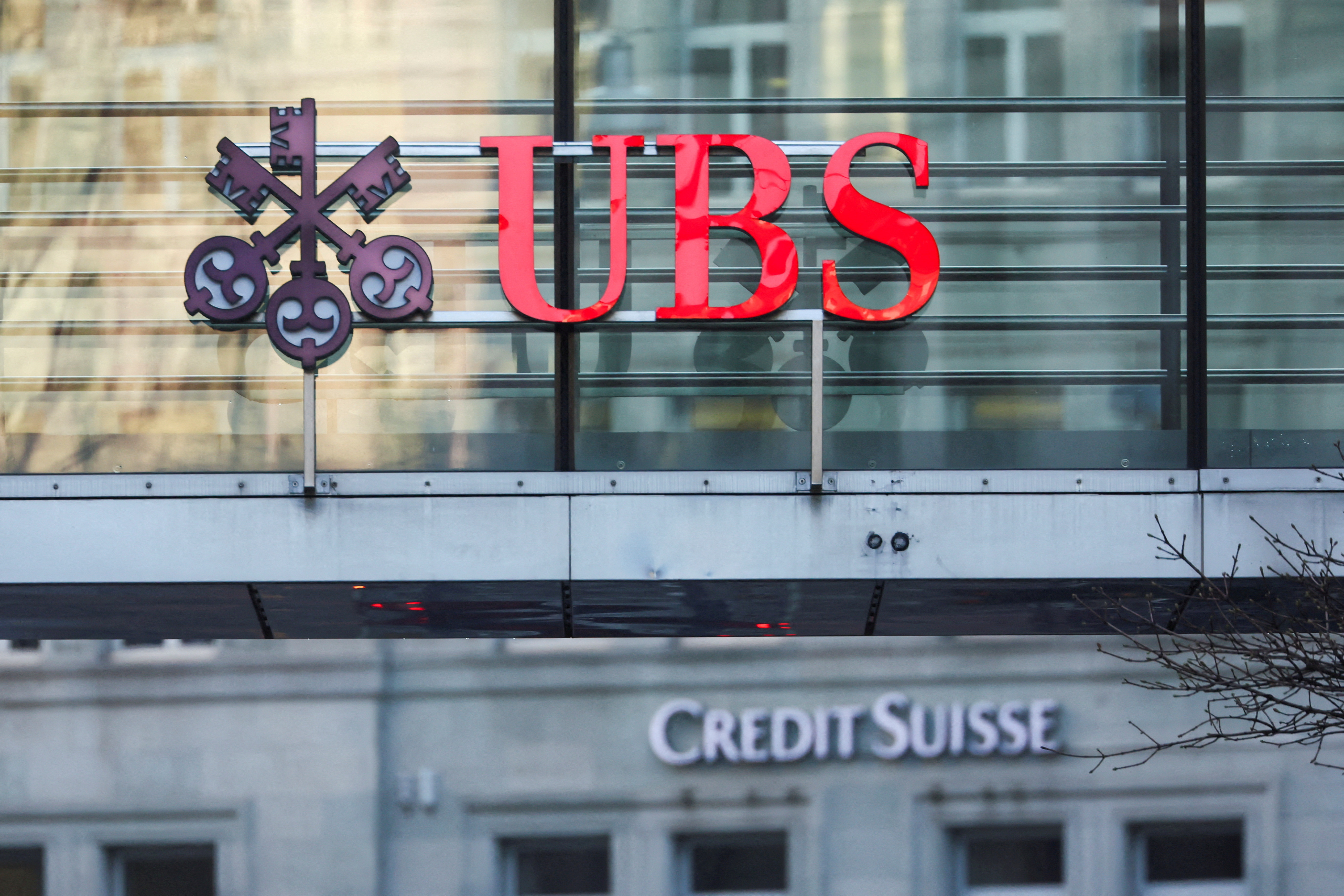 El comprador, UBS, no conforme con comprar la entidad a un tercio de su valor en Bolsa, exige a las autoridades suizas -y éstas le han otorgado a través del Banco Nacional Suizo liquidez ilimitada para devolver los depósitos (Reuters)